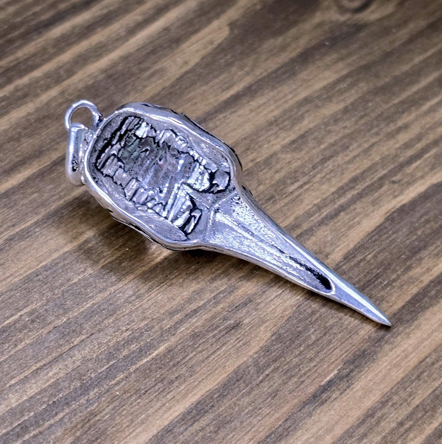 Mystischer Rabenschädel-Anhänger aus .925 Sterling Silber mit einem Regenbogen-Mondstein, ideal für Gothic-, Biker- und Rockabilly-Stile. Der Anhänger vereint düstere Ästhetik und spirituelle Symbolik in einem einzigartigen Design.