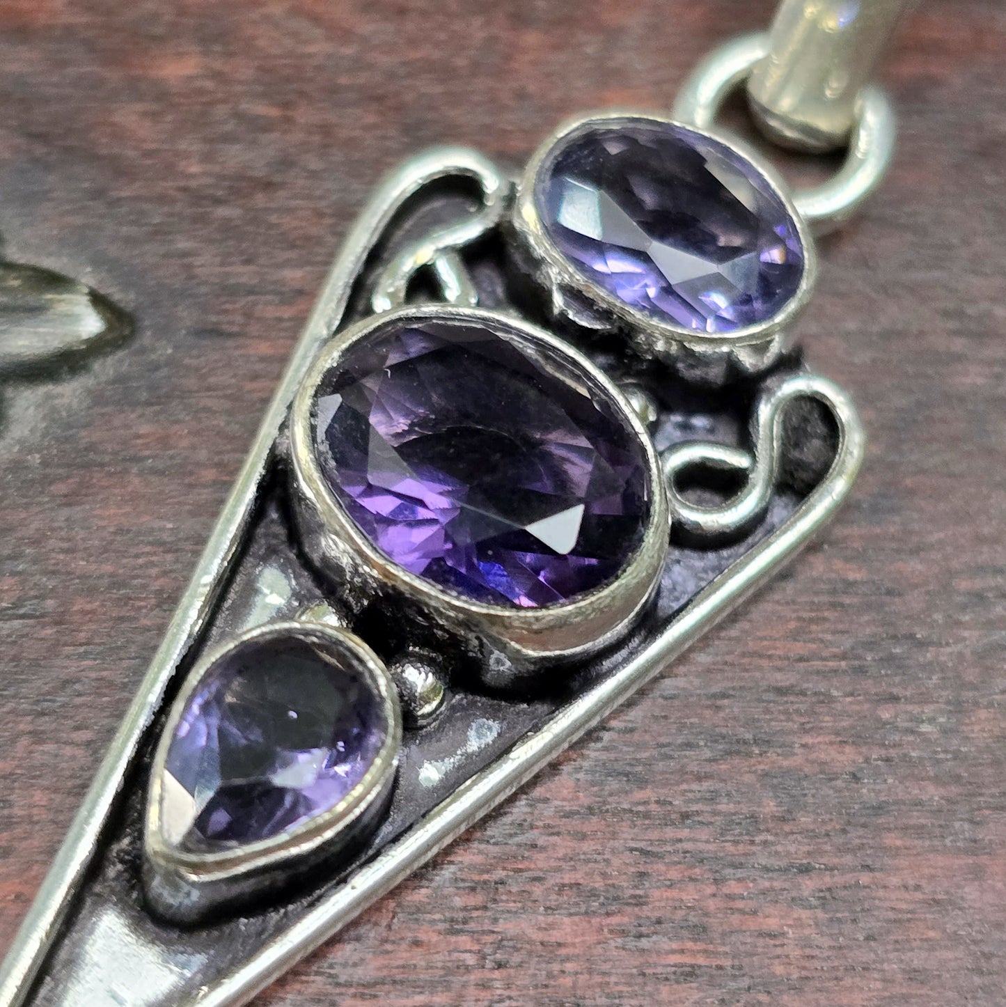 Kettenanhänger aus .925 Sterling Silber mit Amethysten, gestaltet im Ethno-Stil in Form einer Pfeilspitze.