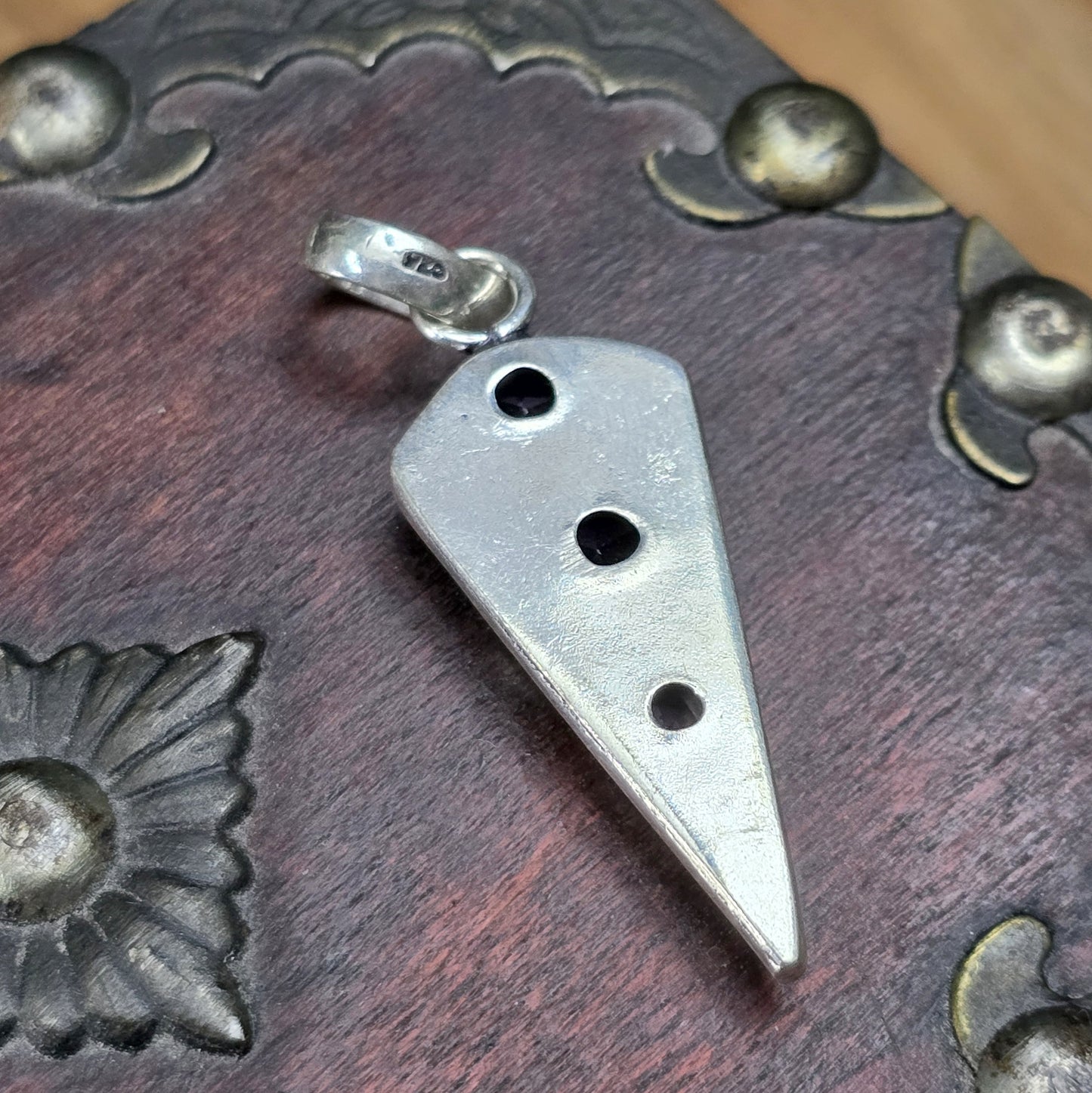 Kettenanhänger aus .925 Sterling Silber mit Amethysten, gestaltet im Ethno-Stil in Form einer Pfeilspitze.