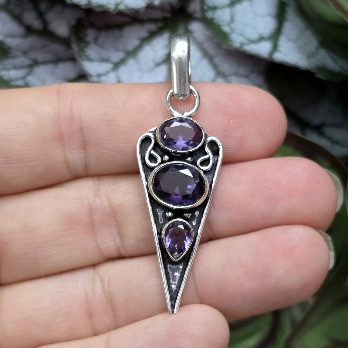 Kettenanhänger aus .925 Sterling Silber mit Amethysten, gestaltet im Ethno-Stil in Form einer Pfeilspitze.