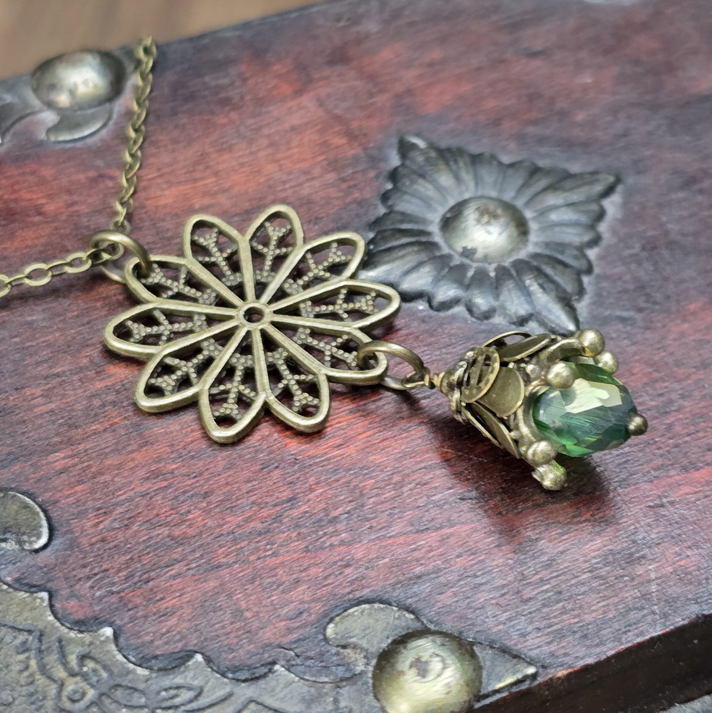 Kette mit Anhänger Sternblume und Kristallglasknospe im Vintage-Stil, antik bronzefarbig