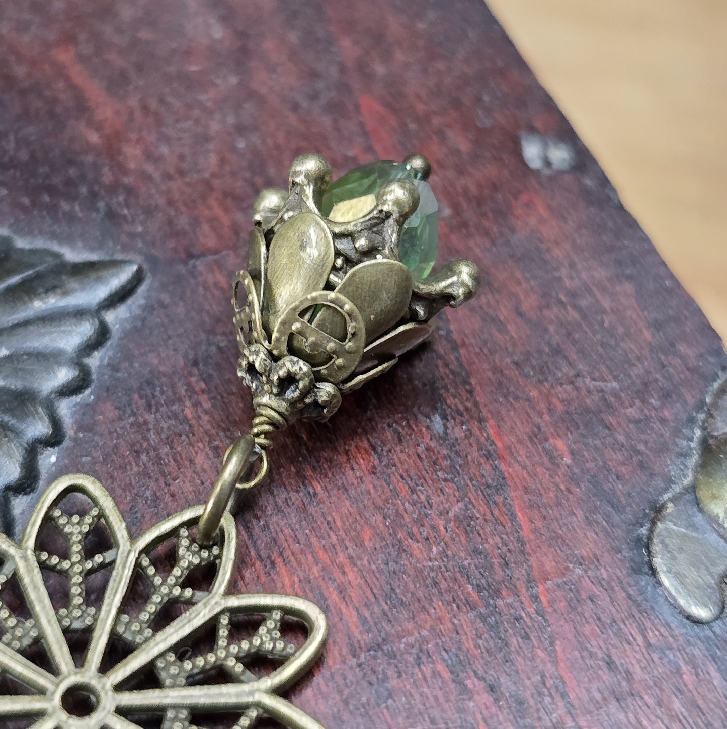 Kette mit Anhänger Sternblume und Kristallglasknospe im Vintage-Stil, antik bronzefarbig