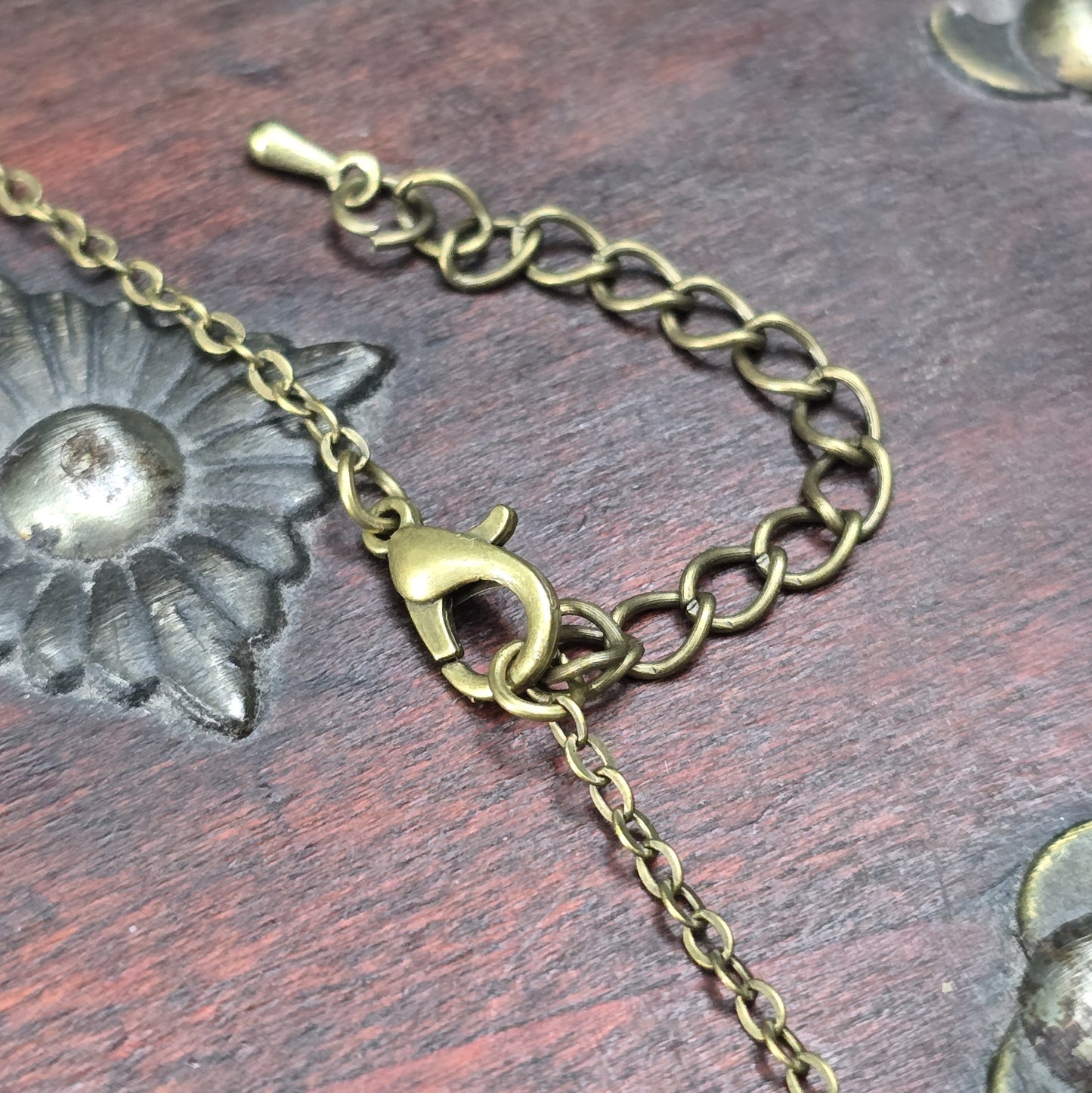 Kette mit Anhänger Sternblume und Kristallglasknospe im Vintage-Stil, antik bronzefarbig