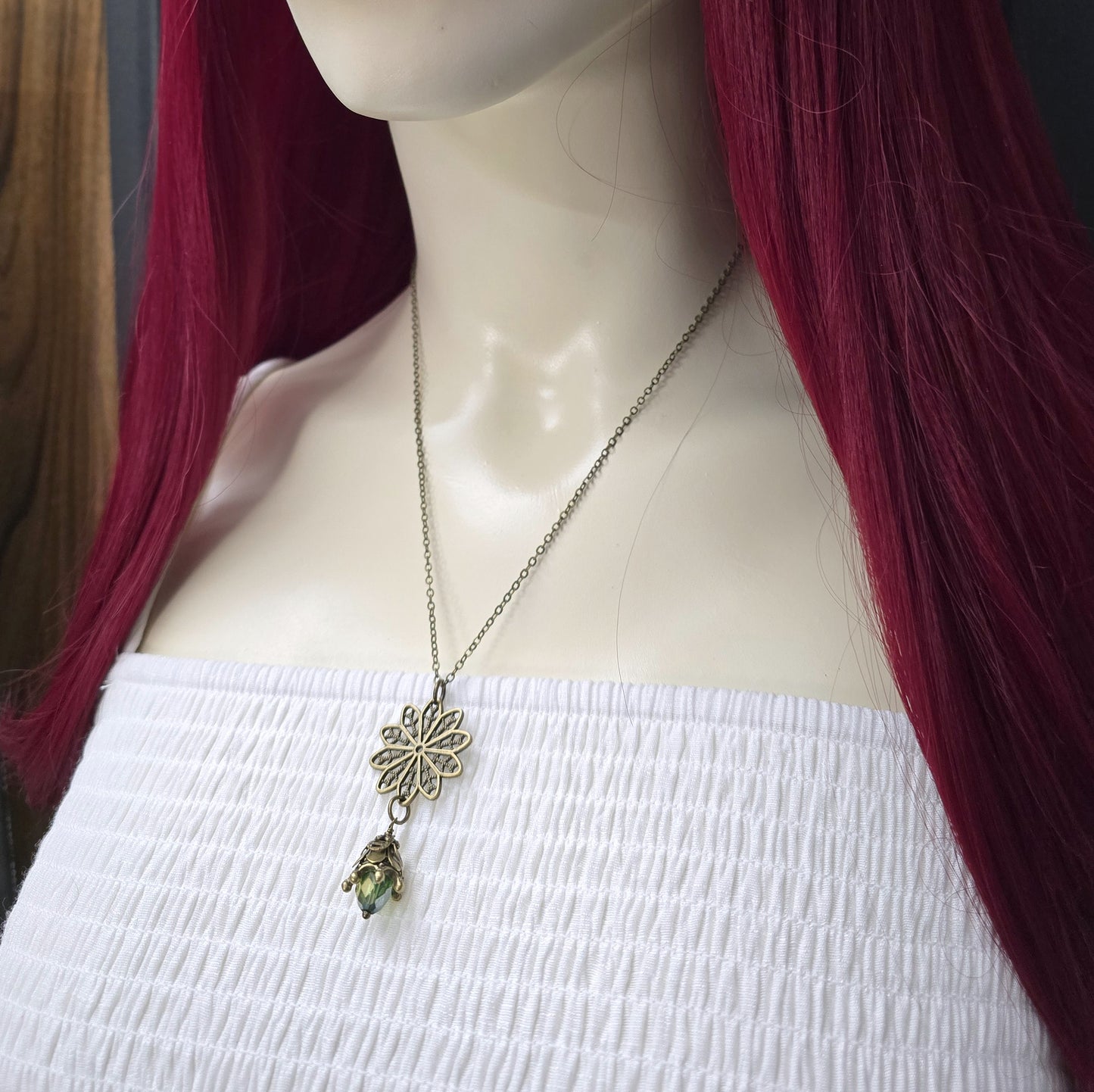 Kette mit Anhänger Sternblume und Kristallglasknospe im Vintage-Stil, antik bronzefarbig