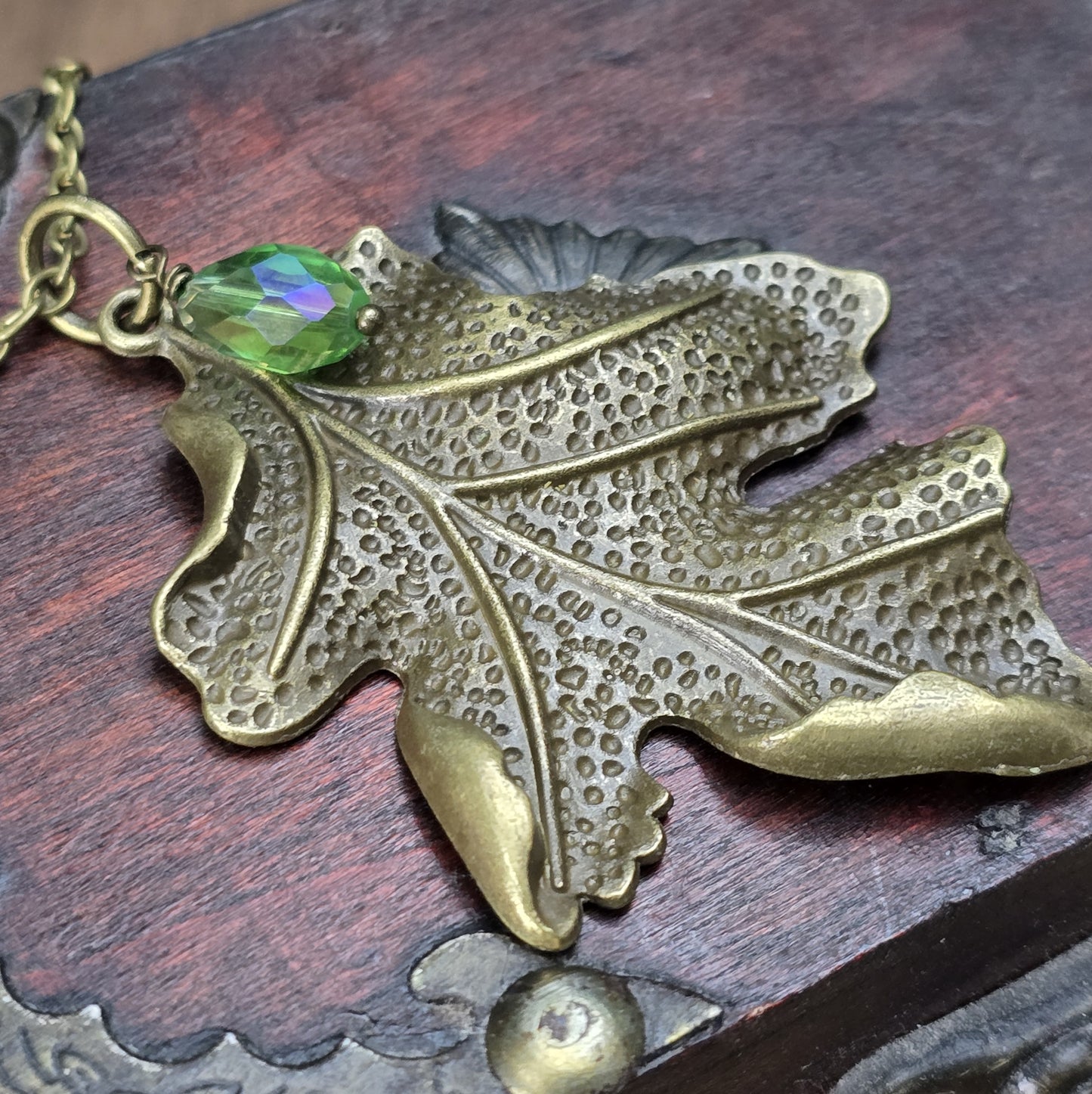 Vintage-Kette mit großem Blattanhänger – Antik bronzefarbener Schmuck im Naturdesign