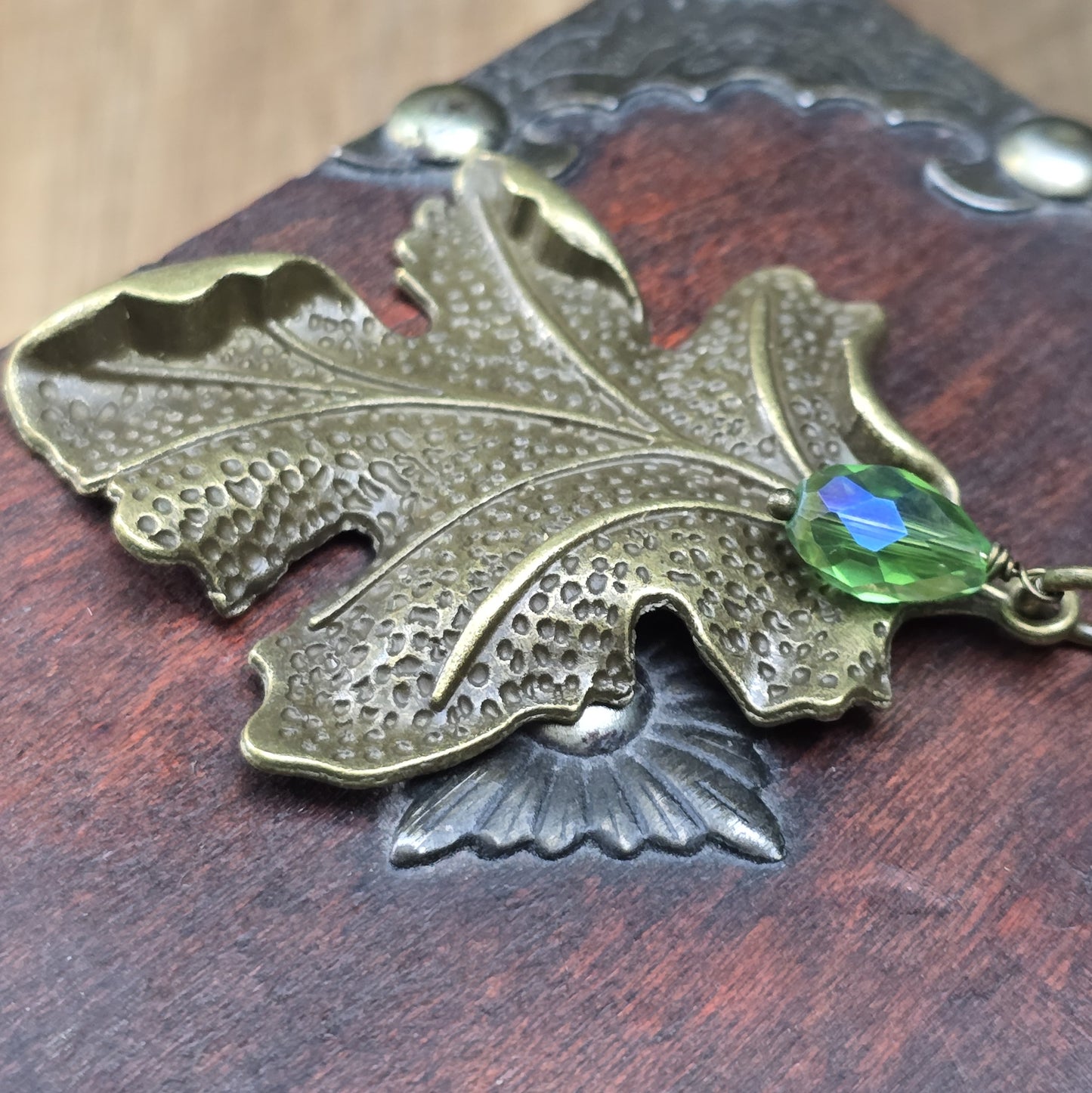 Vintage-Kette mit großem Blattanhänger – Antik bronzefarbener Schmuck im Naturdesign