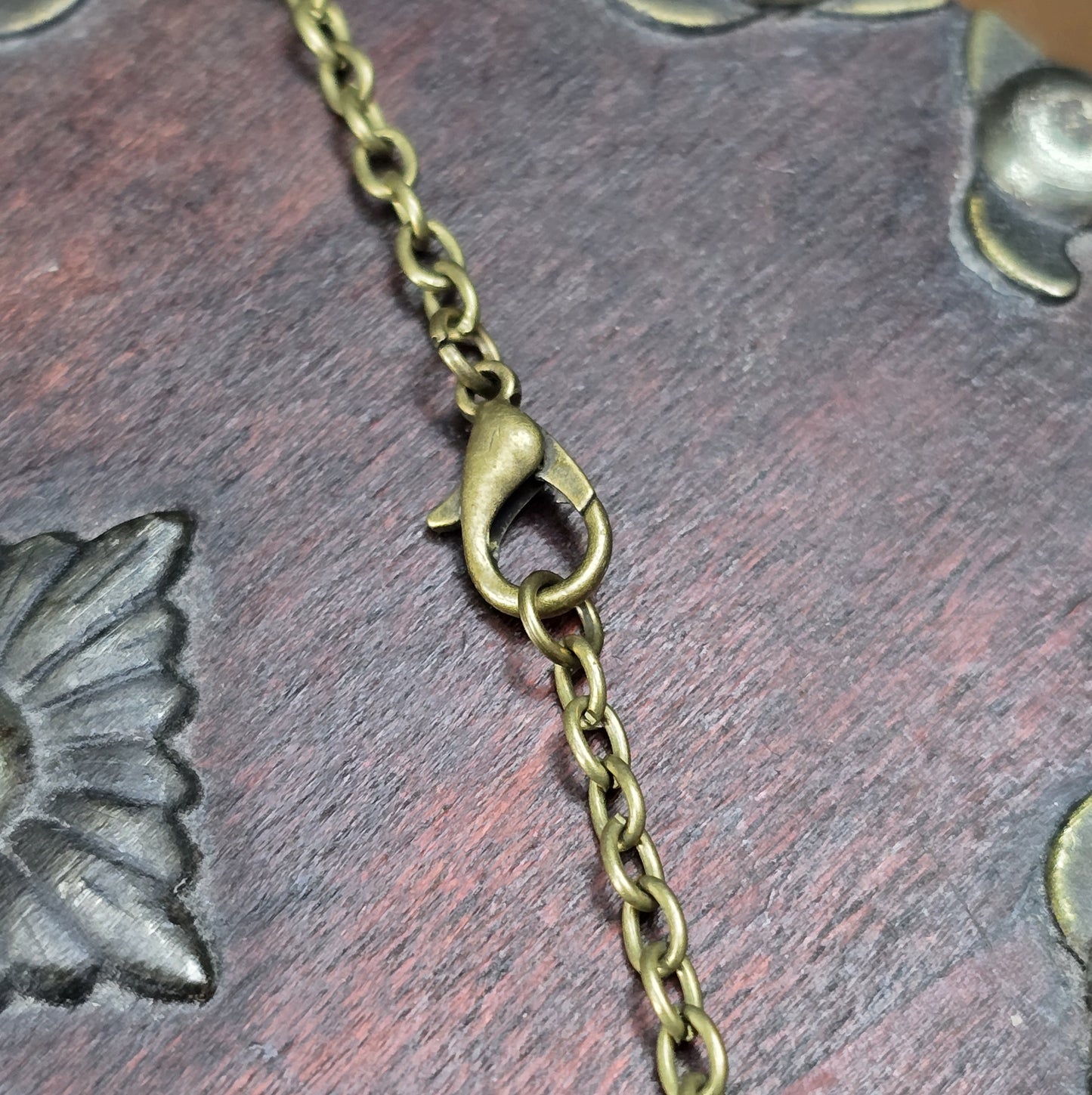 Vintage-Kette mit großem Blattanhänger – Antik bronzefarbener Schmuck im Naturdesign