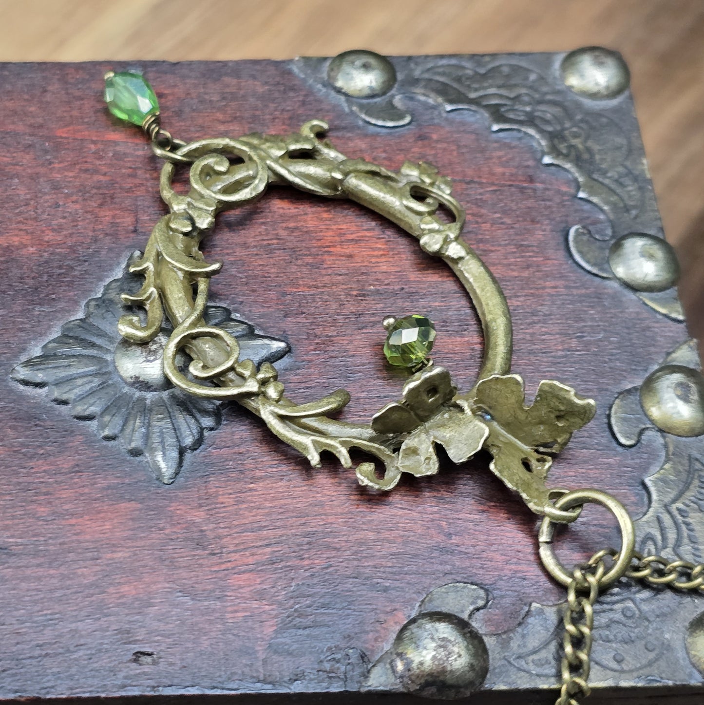 Kette mit Anhänger Shabby-Stil, Schnörkel, Schmetterlinge und grünes Kristallglas, antik bronzefarbig