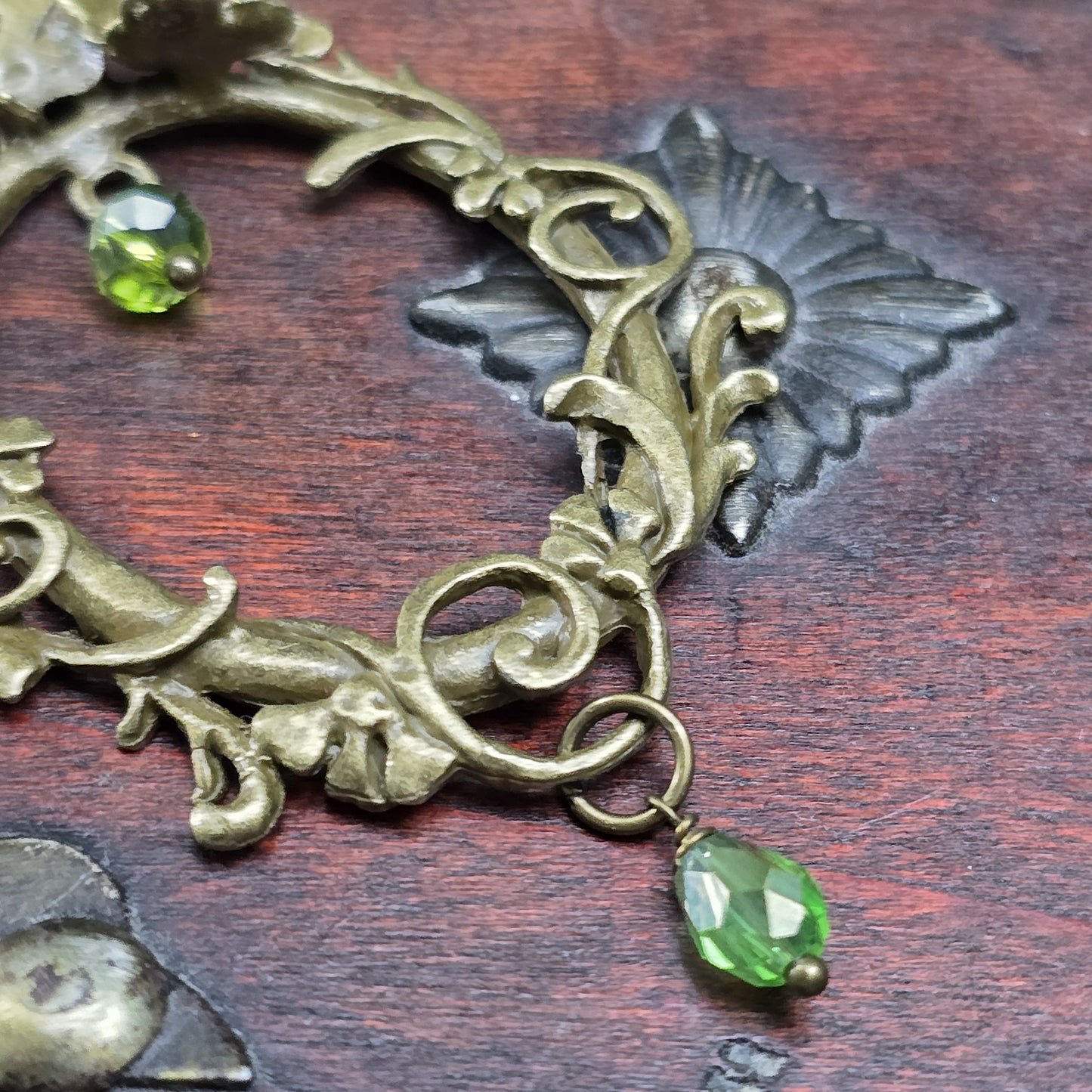 Kette mit Anhänger Shabby-Stil, Schnörkel, Schmetterlinge und grünes Kristallglas, antik bronzefarbig