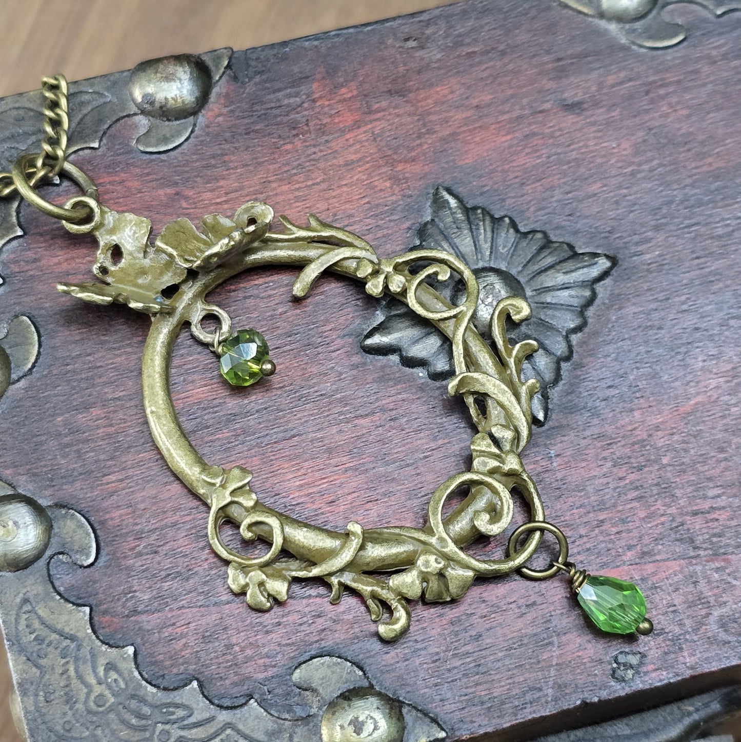 Kette mit Anhänger Shabby-Stil, Schnörkel, Schmetterlinge und grünes Kristallglas, antik bronzefarbig