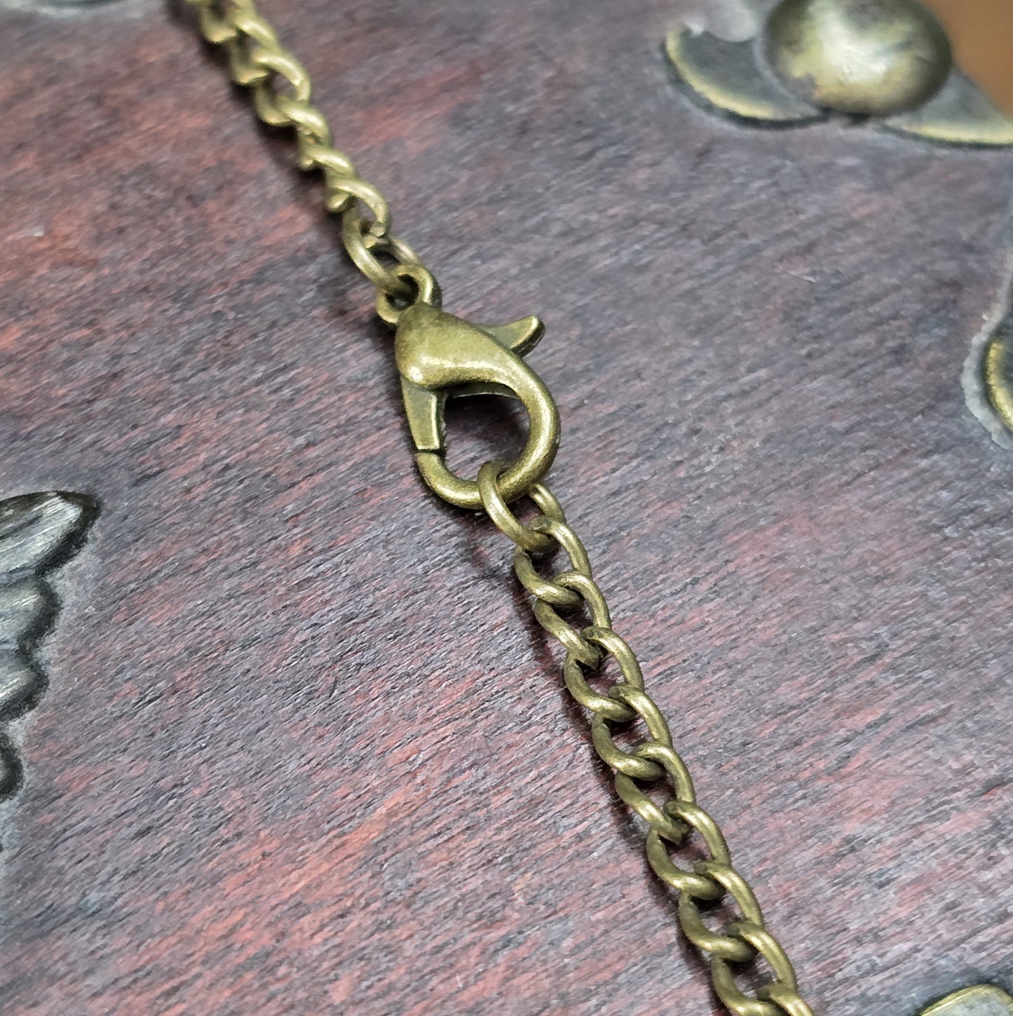 Kette mit Anhänger Shabby-Stil, Schnörkel, Schmetterlinge und grünes Kristallglas, antik bronzefarbig