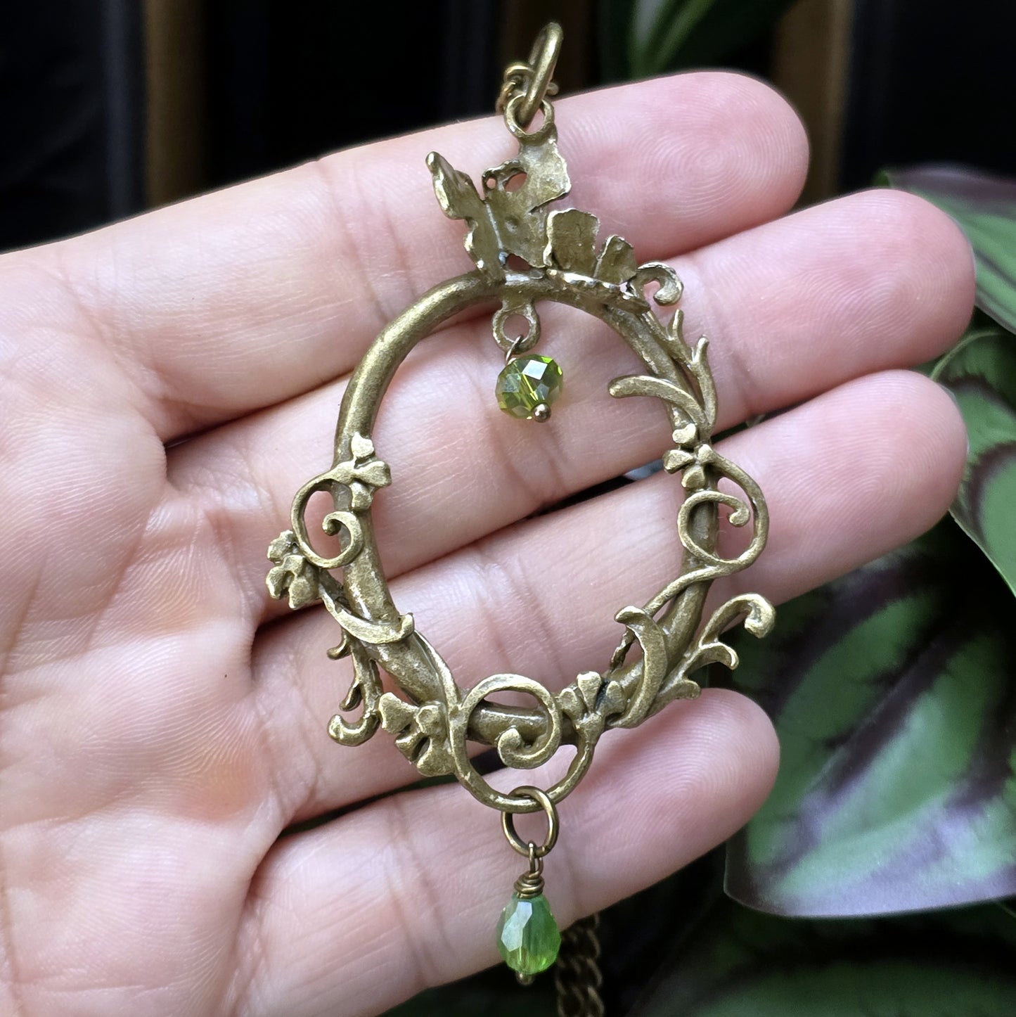 Kette mit Anhänger Shabby-Stil, Schnörkel, Schmetterlinge und grünes Kristallglas, antik bronzefarbig