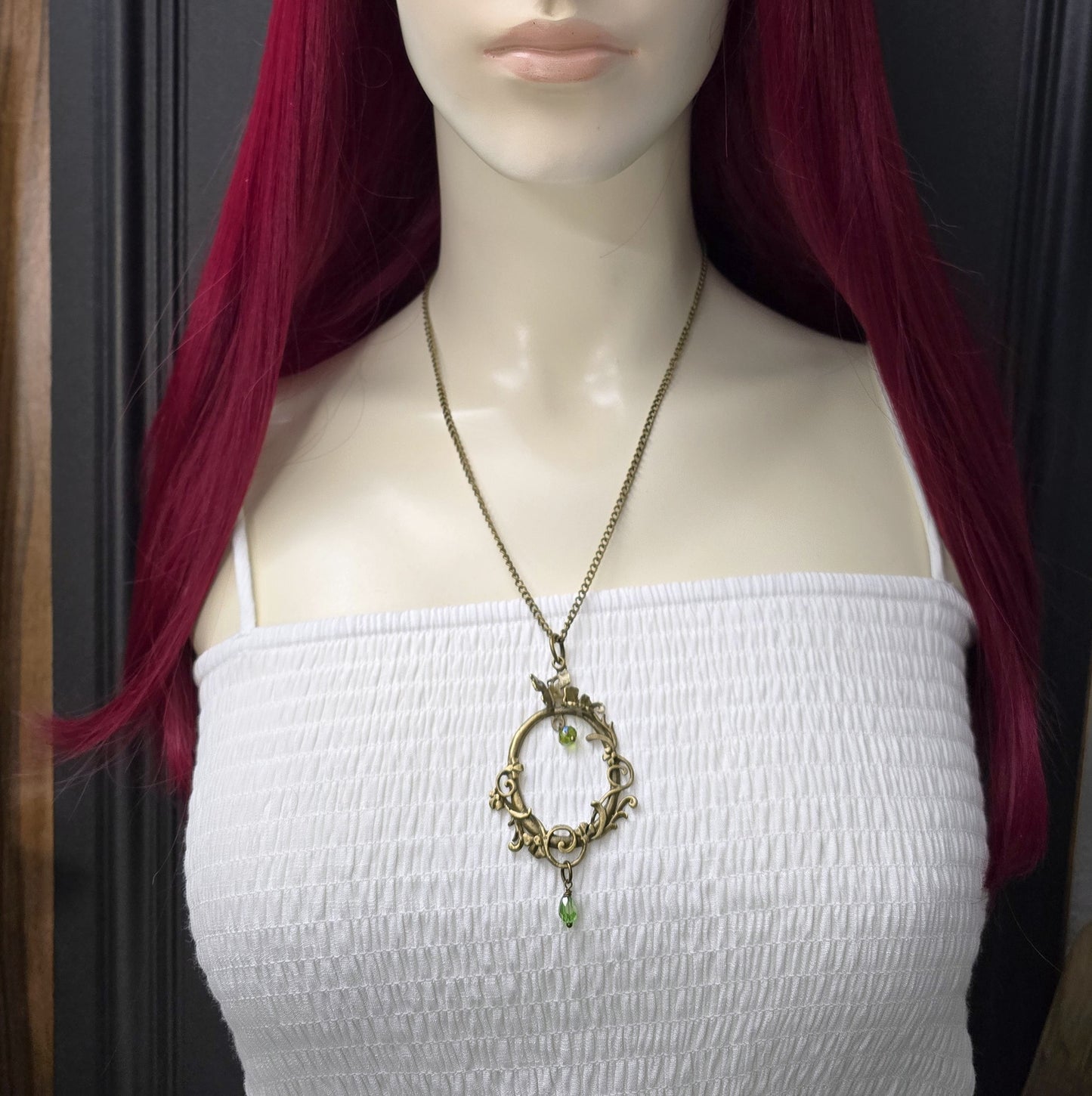 Kette mit Anhänger Shabby-Stil, Schnörkel, Schmetterlinge und grünes Kristallglas, antik bronzefarbig