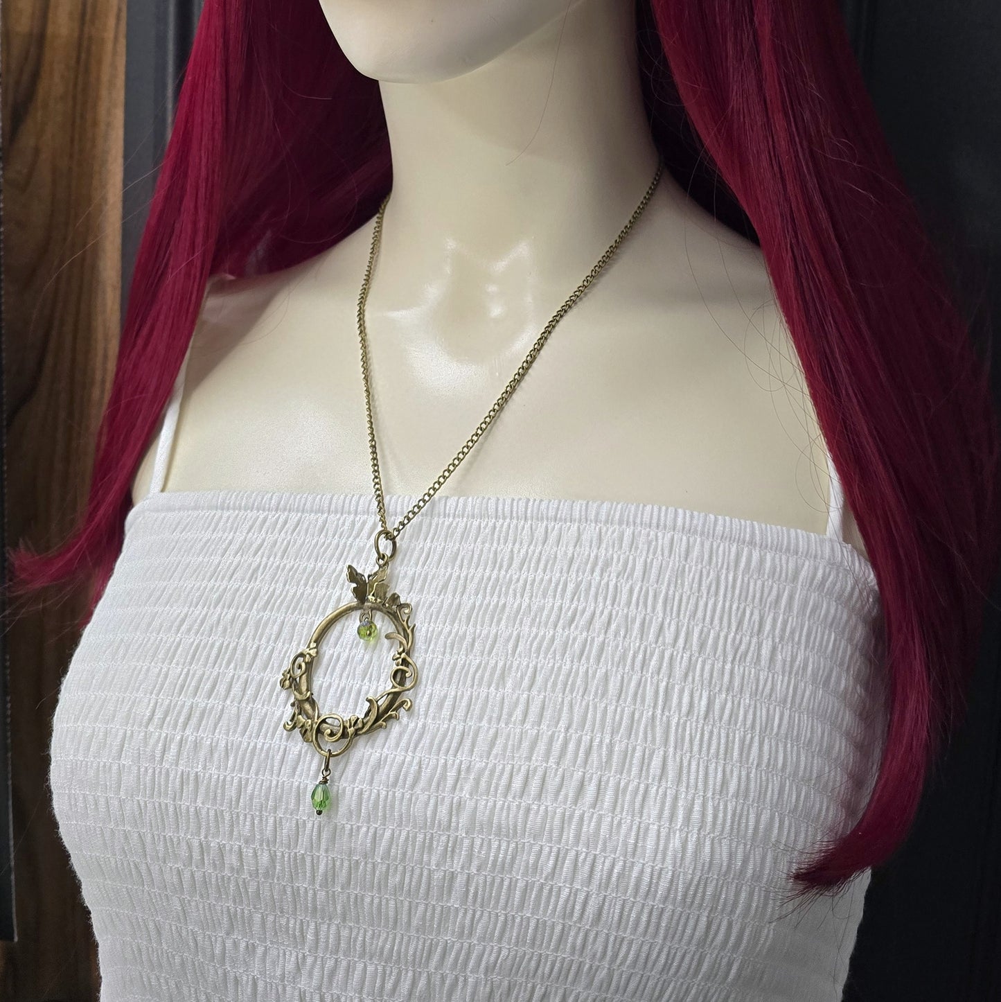 Kette mit Anhänger Shabby-Stil, Schnörkel, Schmetterlinge und grünes Kristallglas, antik bronzefarbig