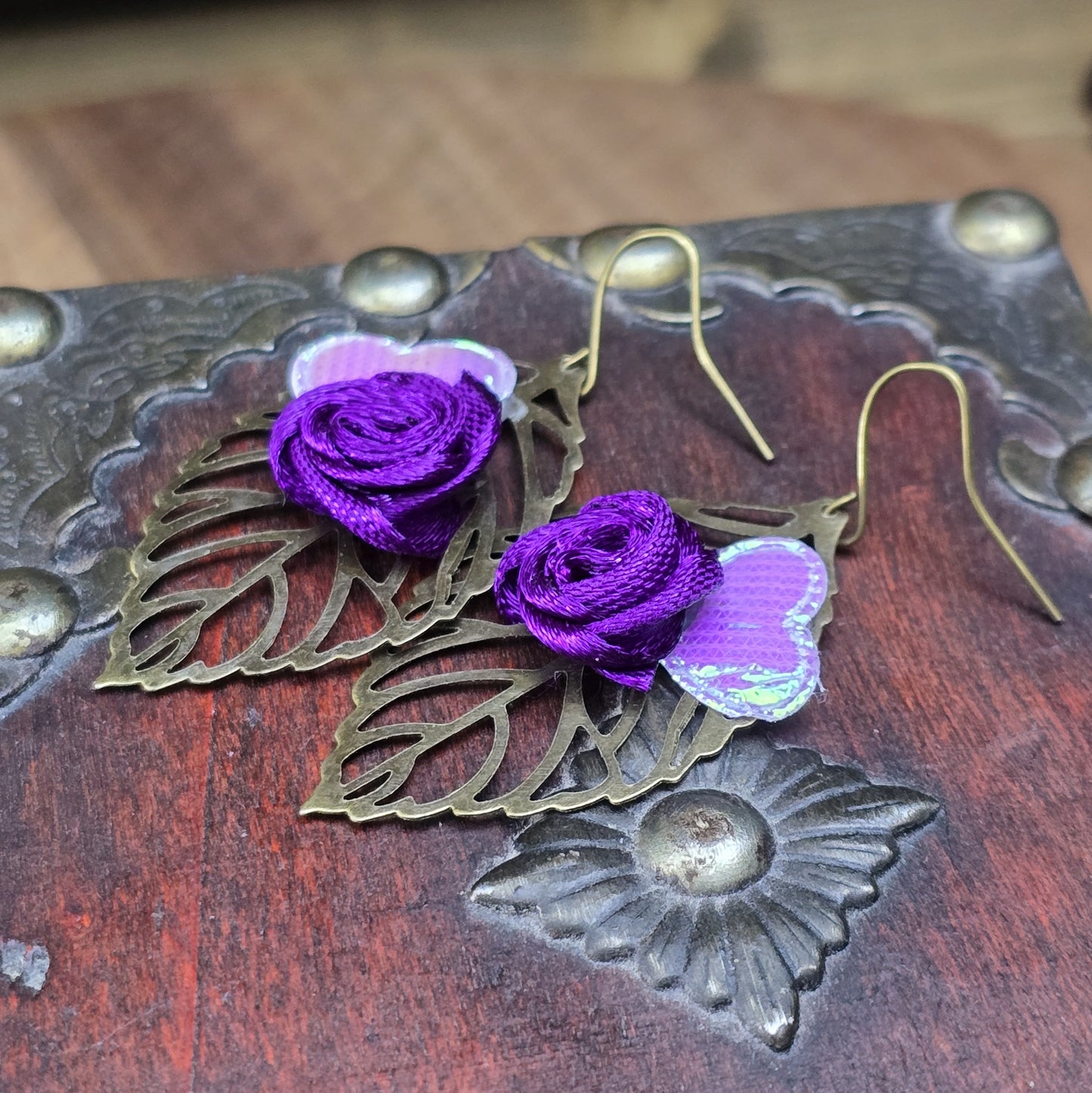 Handgefertigte Ohrhänger im Vintage-Stil mit filigranem Blatt und violettem Satinröschen, antik Bronze
