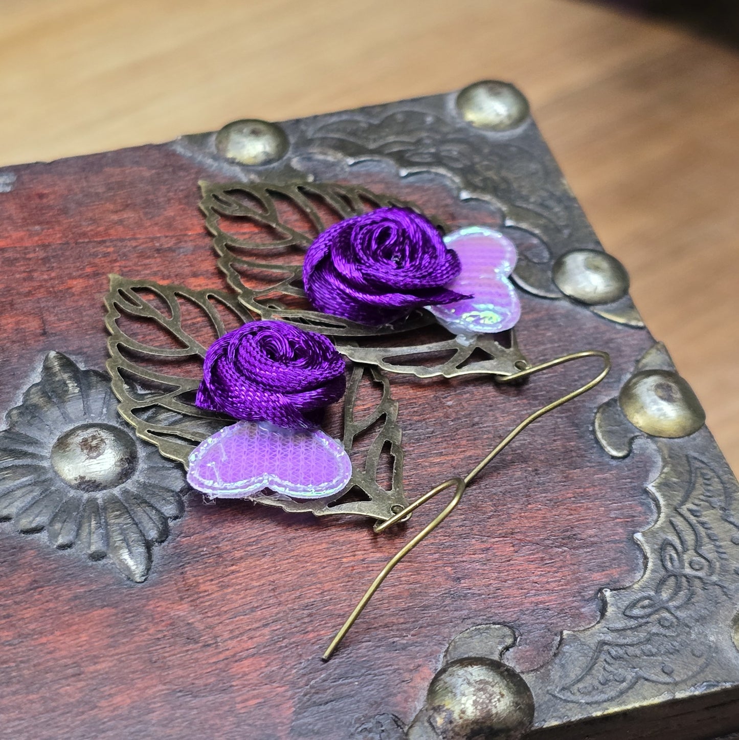 Handgefertigte Ohrhänger im Vintage-Stil mit filigranem Blatt und violettem Satinröschen, antik Bronze
