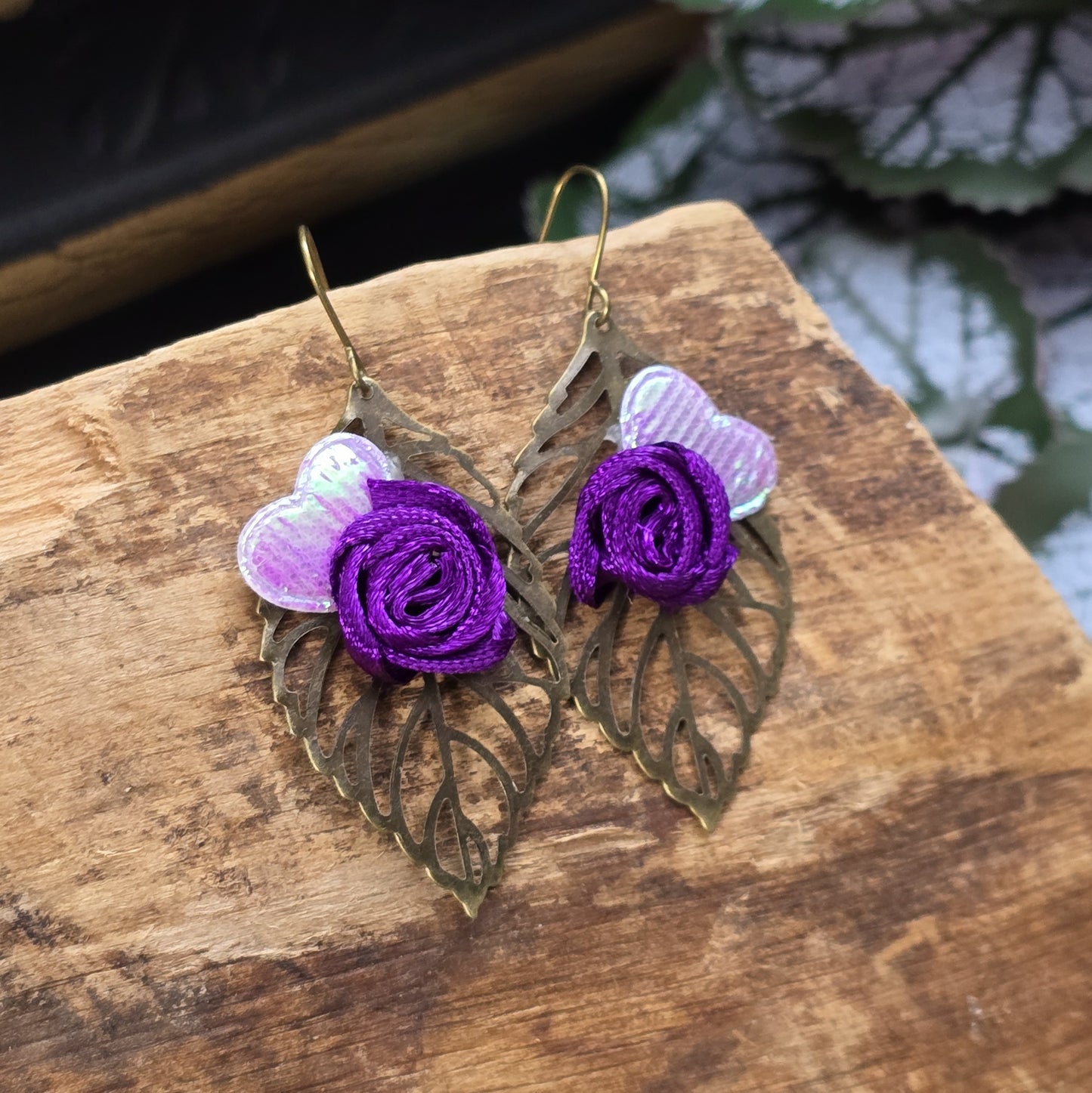 Handgefertigte Ohrhänger im Vintage-Stil mit filigranem Blatt und violettem Satinröschen, antik Bronze
