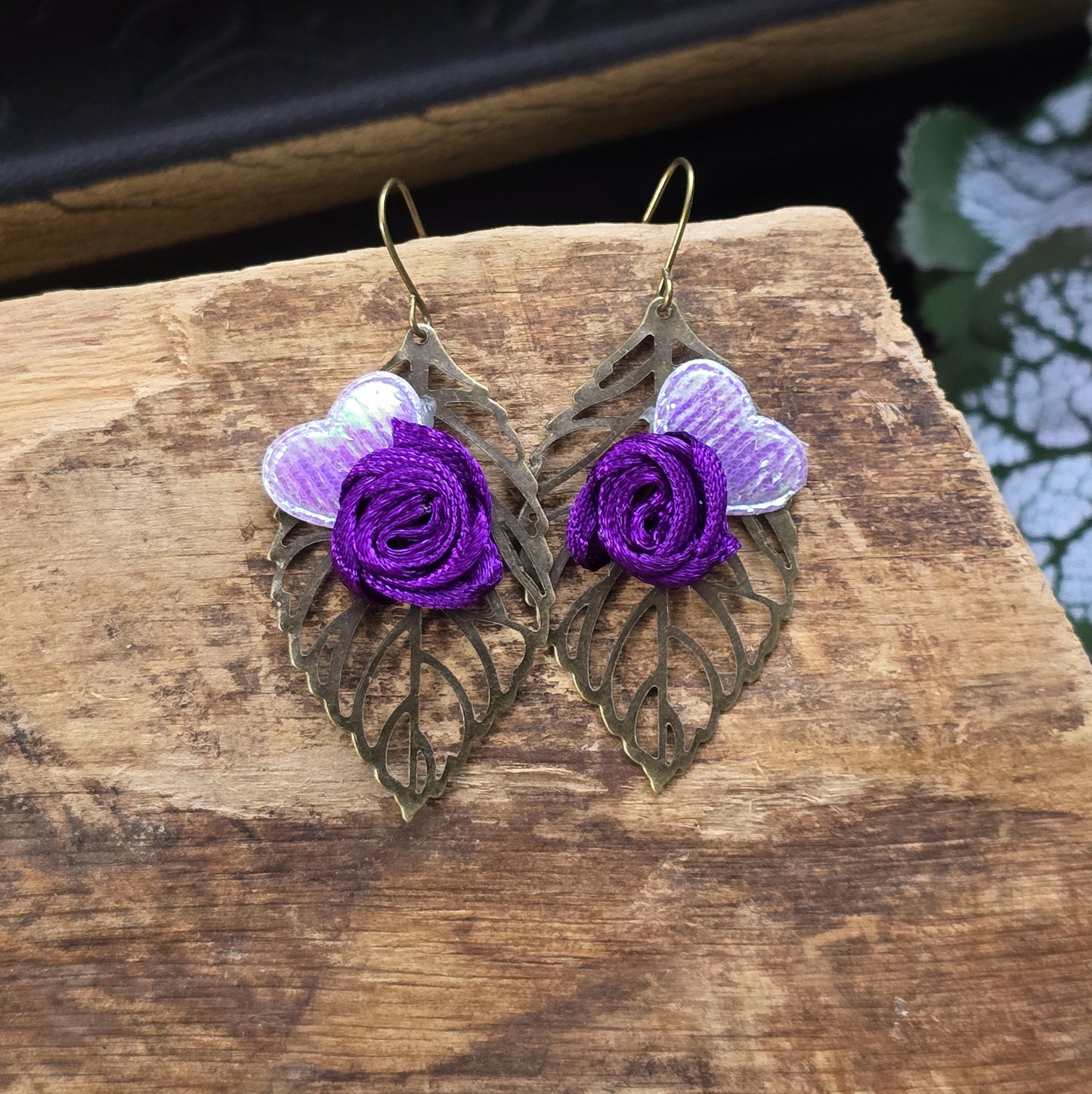 Handgefertigte Ohrhänger im Vintage-Stil mit filigranem Blatt und violettem Satinröschen, antik Bronze