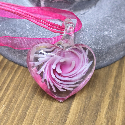 Auffällige Stoffbandkette in leuchtendem Pink mit einem großen, funkelnden Glasherz-Anhänger. Eine Statementkette, die jedes Outfit aufwertet! Super auf für Dirndl und Corsagen und Sommerkleidern.