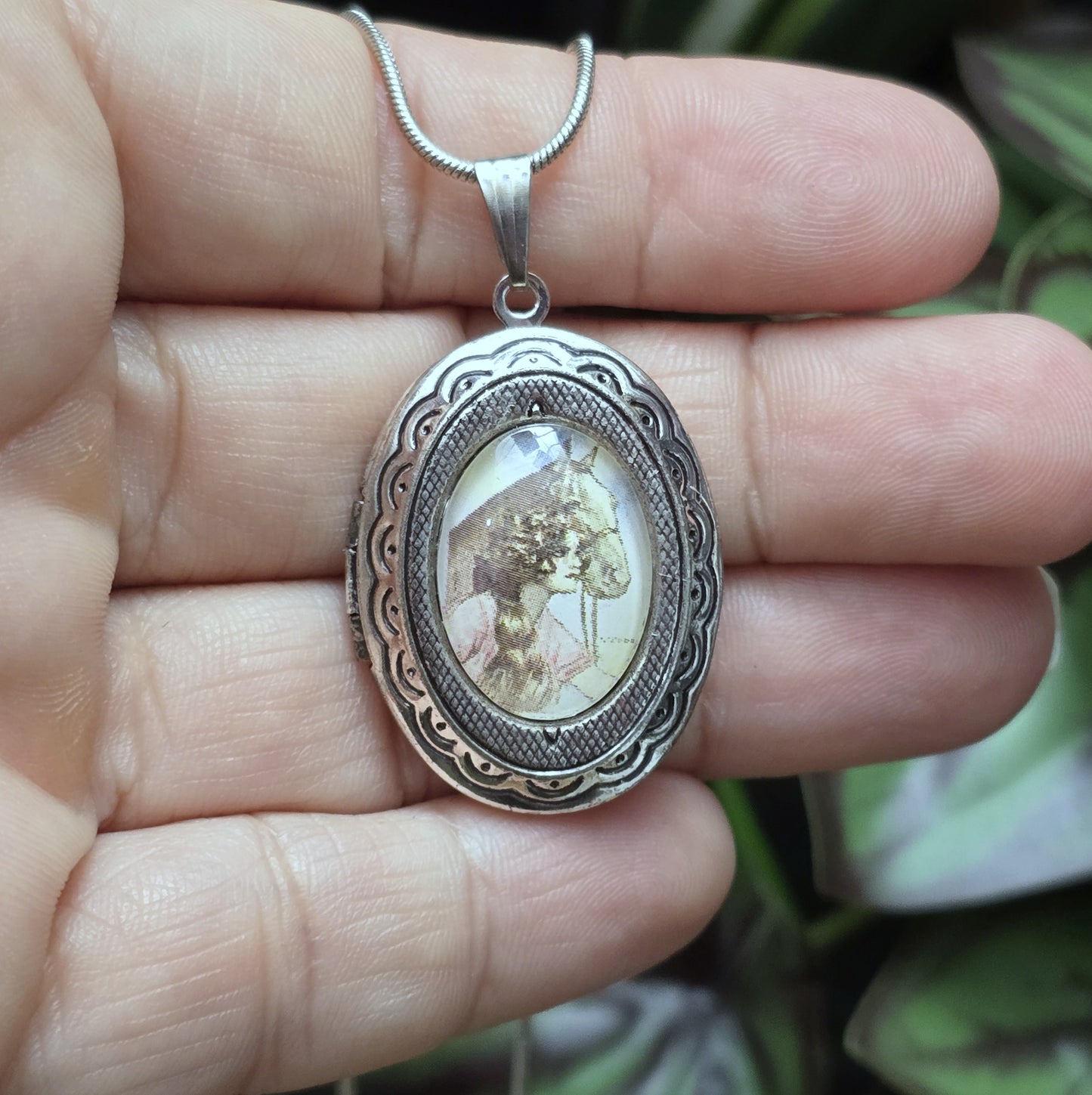 Kette mit Medaillon Anhänger mit Motivcabochon, Pferd & Frau, an Schlangenkette