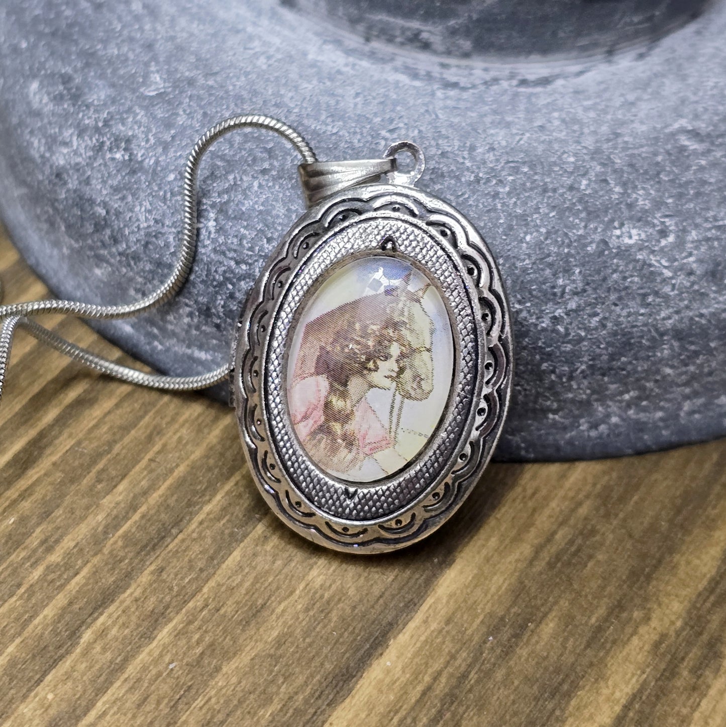 Kette mit Medaillon Anhänger mit Motivcabochon, Pferd & Frau, an Schlangenkette