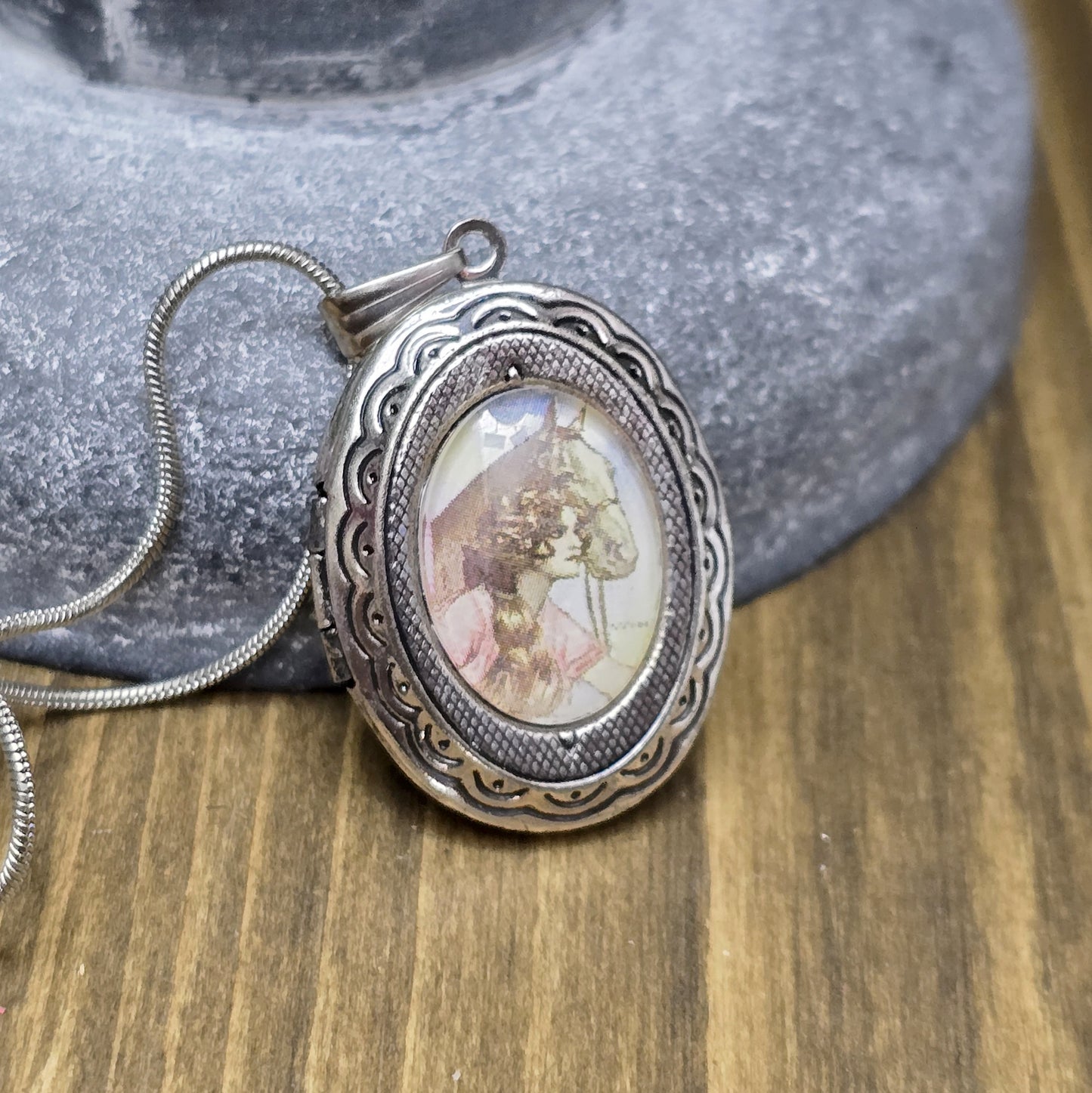 Kette mit Medaillon Anhänger mit Motivcabochon, Pferd & Frau, an Schlangenkette
