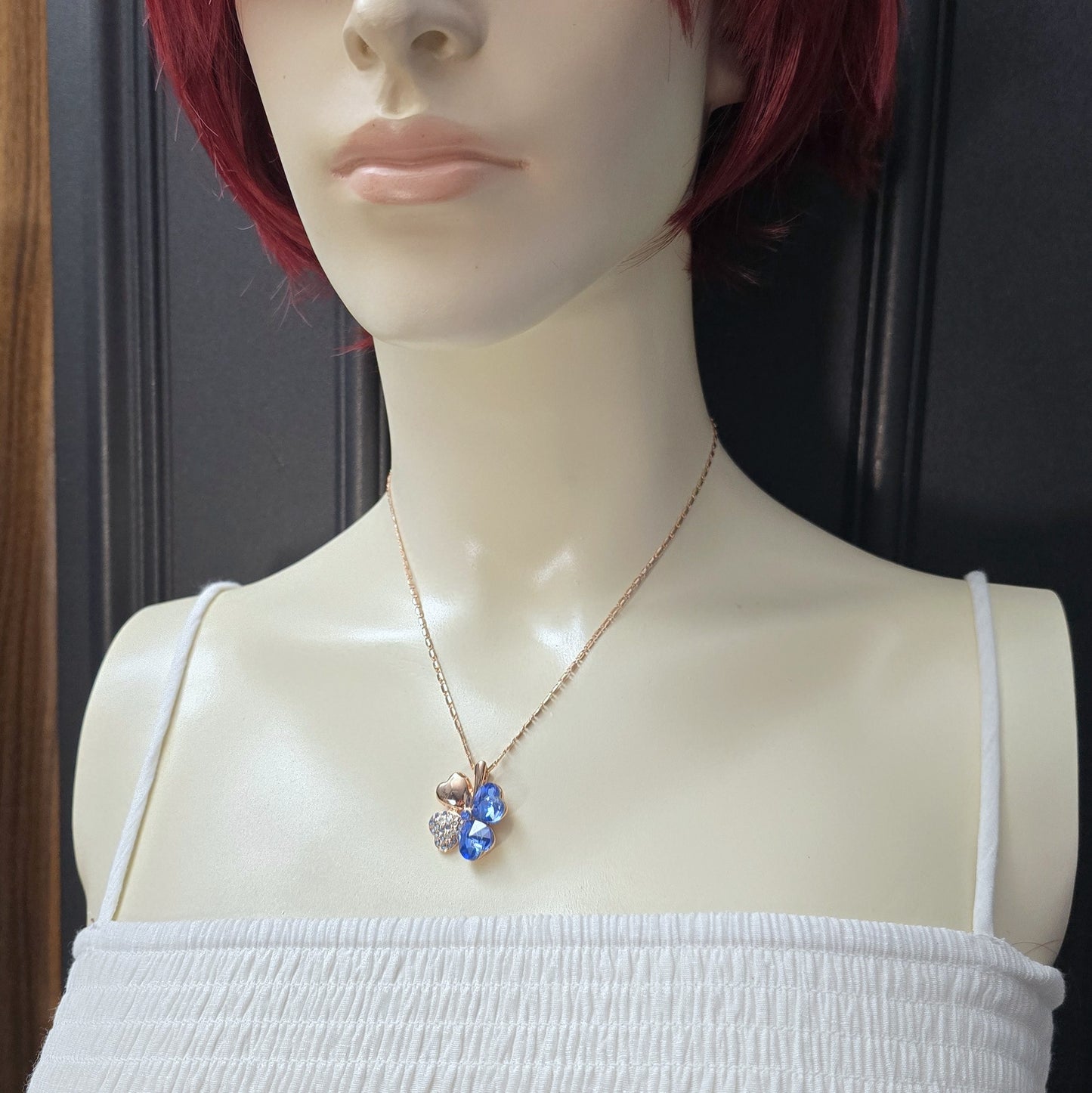 Kette mit Anhänger Kleeblatt, Rosegold vergoldet mit blauem Kristallglas
