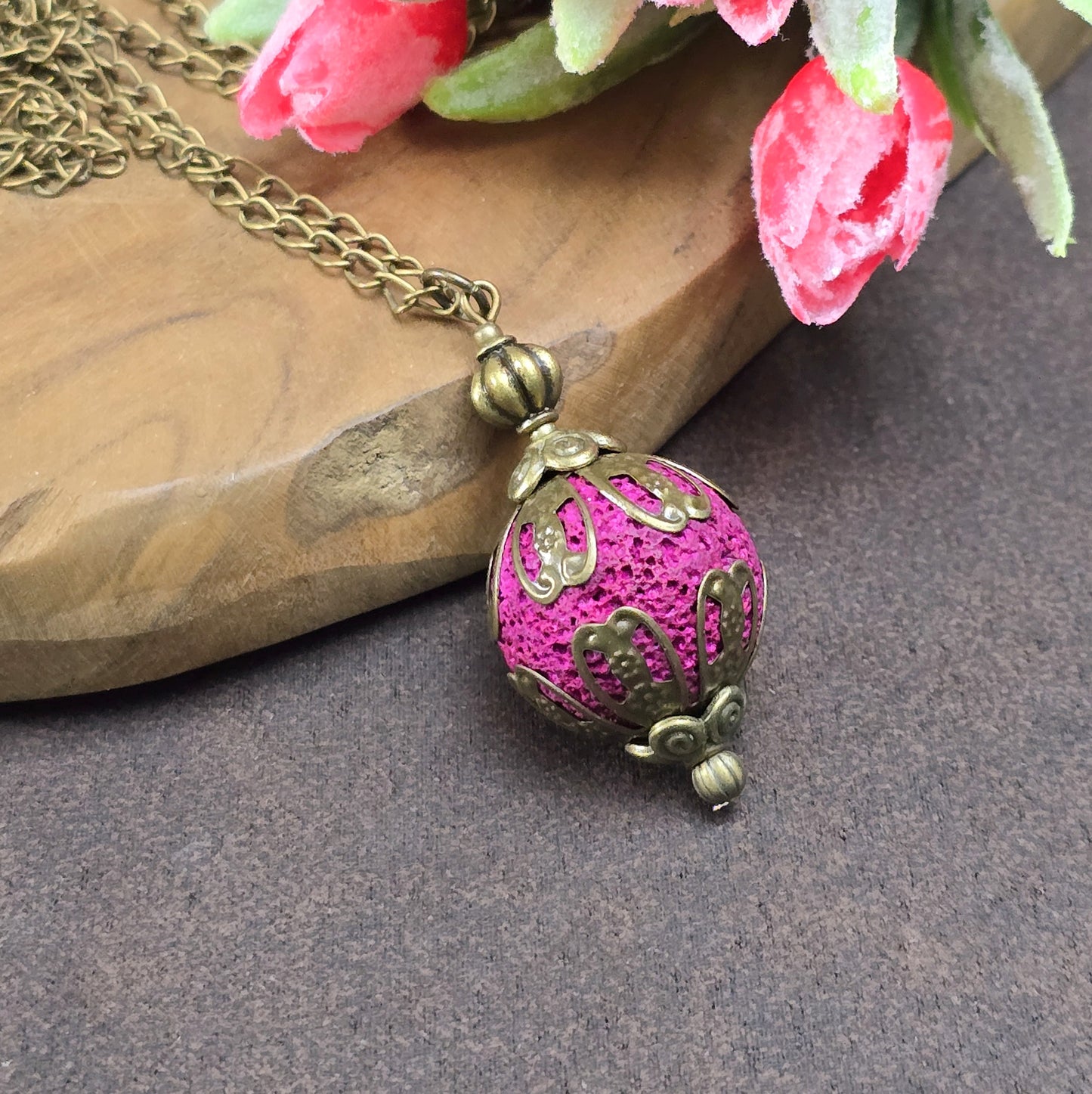 Anhängerkette mit großer, pinker Lavakugel im Shabby-Chic Design