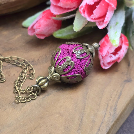Anhängerkette mit großer, pinker Lavakugel im Shabby-Chic Design