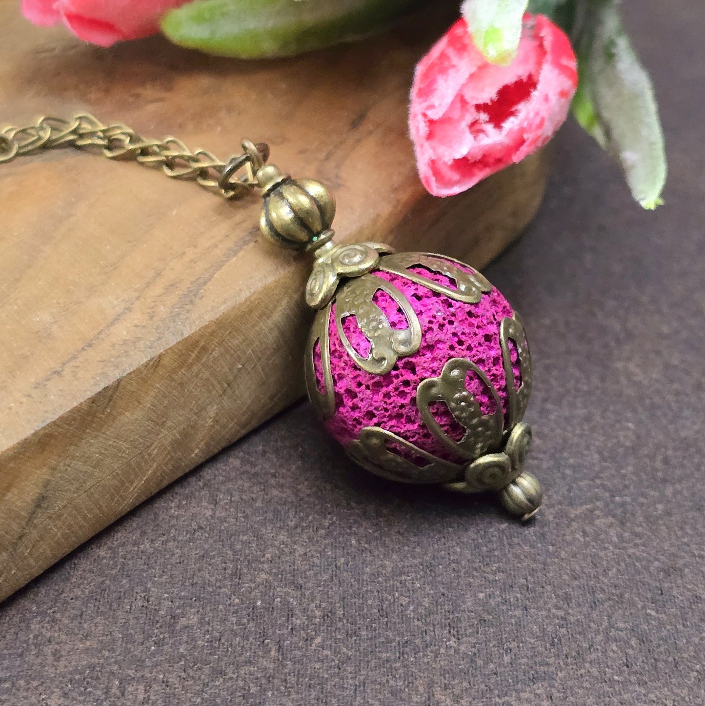 Anhängerkette mit großer, pinker Lavakugel im Shabby-Chic Design