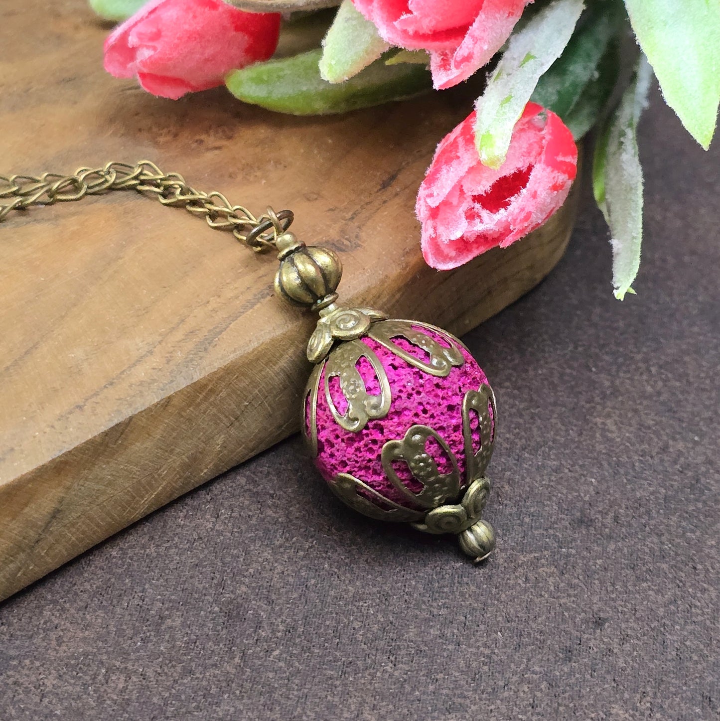 Anhängerkette mit großer, pinker Lavakugel im Shabby-Chic Design