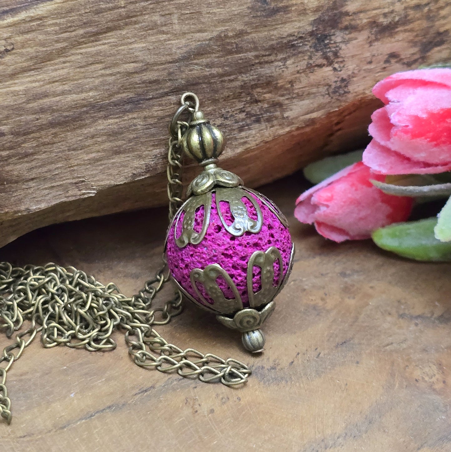 Anhängerkette mit großer, pinker Lavakugel im Shabby-Chic Design
