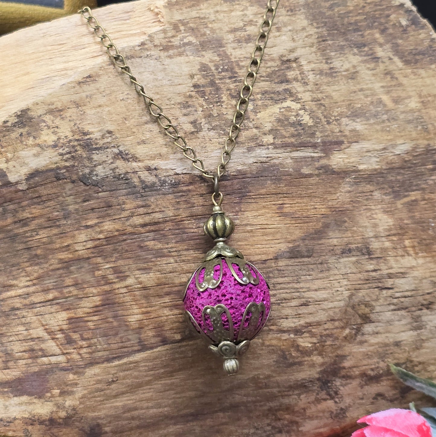 Anhängerkette mit großer, pinker Lavakugel im Shabby-Chic Design