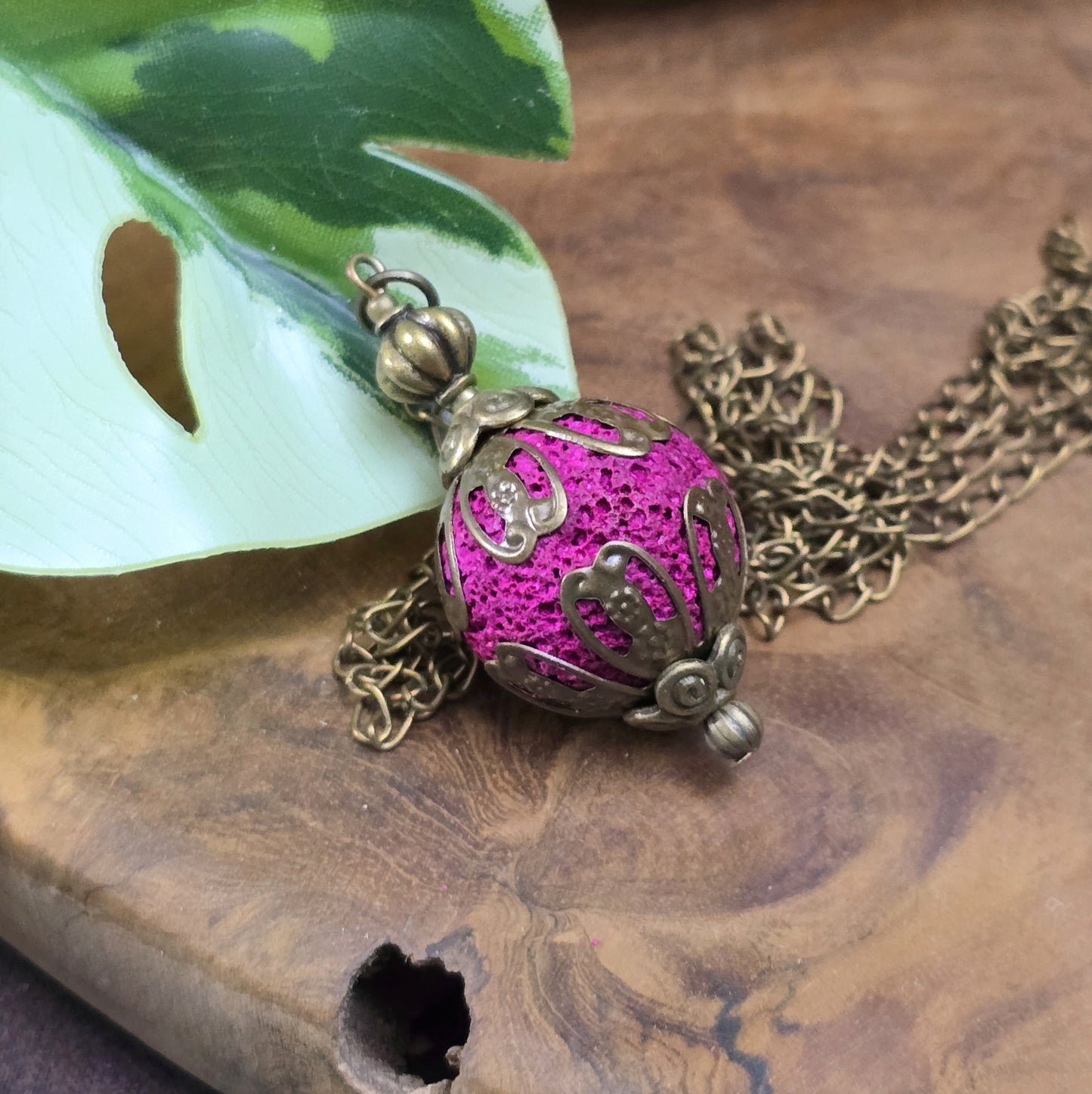 Anhängerkette mit großer, pinker Lavakugel im Shabby-Chic Design