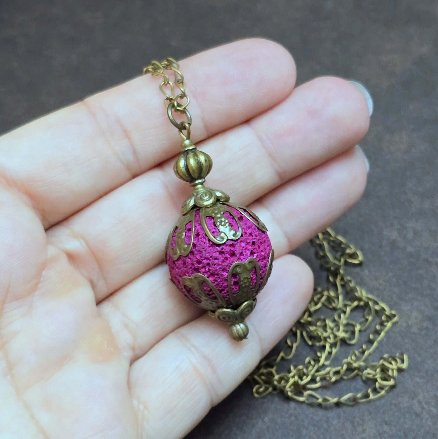 Anhängerkette mit großer, pinker Lavakugel im Shabby-Chic Design