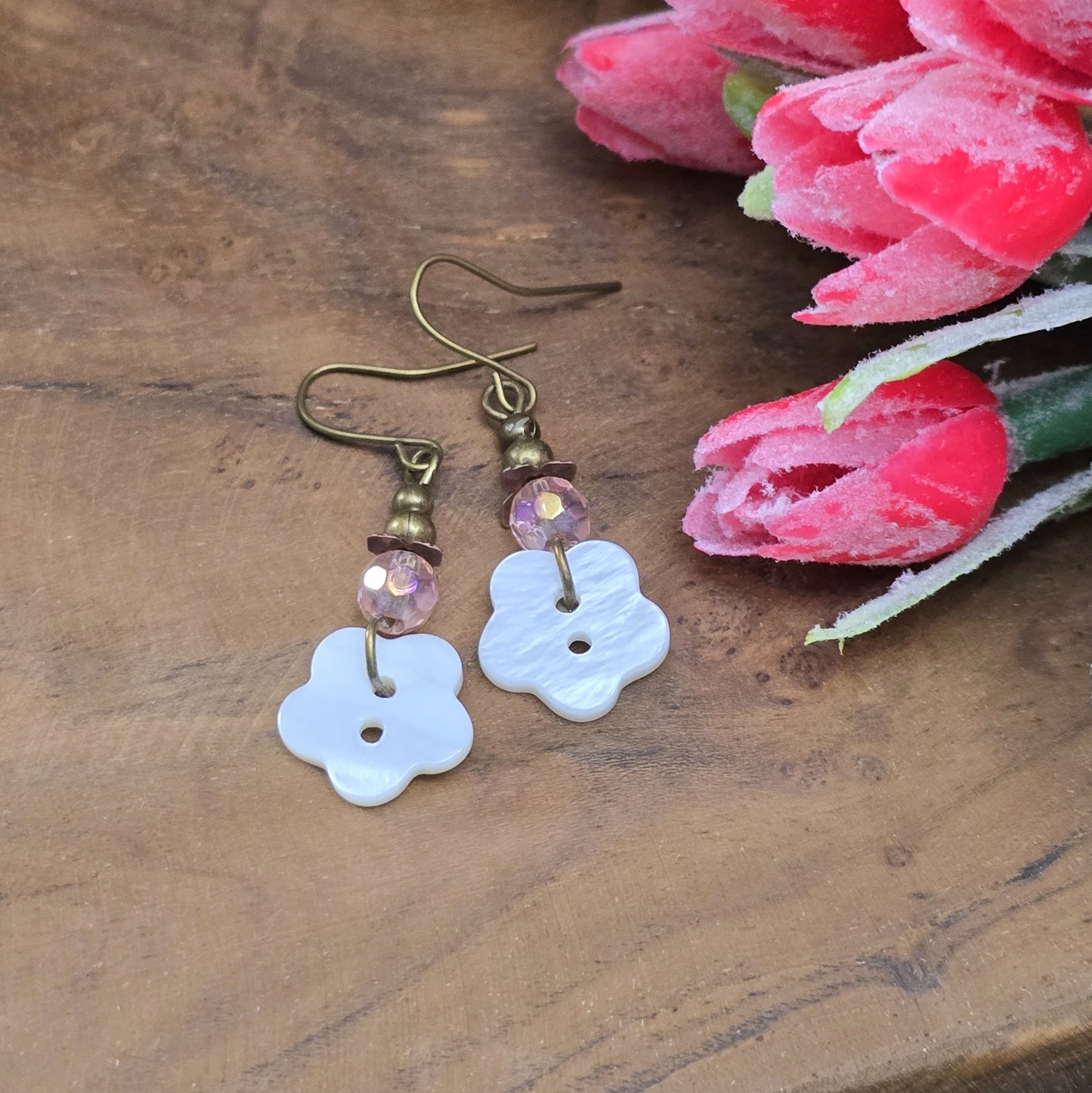 Zarte Ohrhänger im Vintage Stil mit Perlmuttblumen, toller romantiklook
