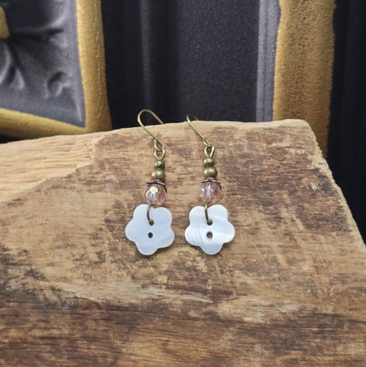 Zarte Ohrhänger im Vintage Stil mit Perlmuttblumen, toller romantiklook