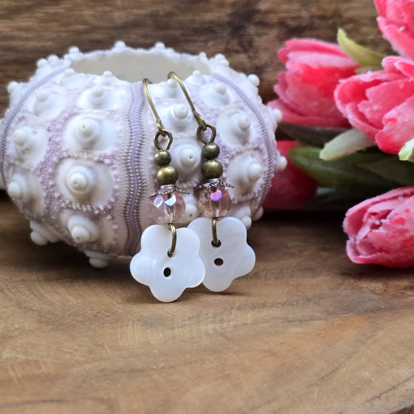 Zarte Ohrhänger im Vintage Stil mit Perlmuttblumen, toller romantiklook