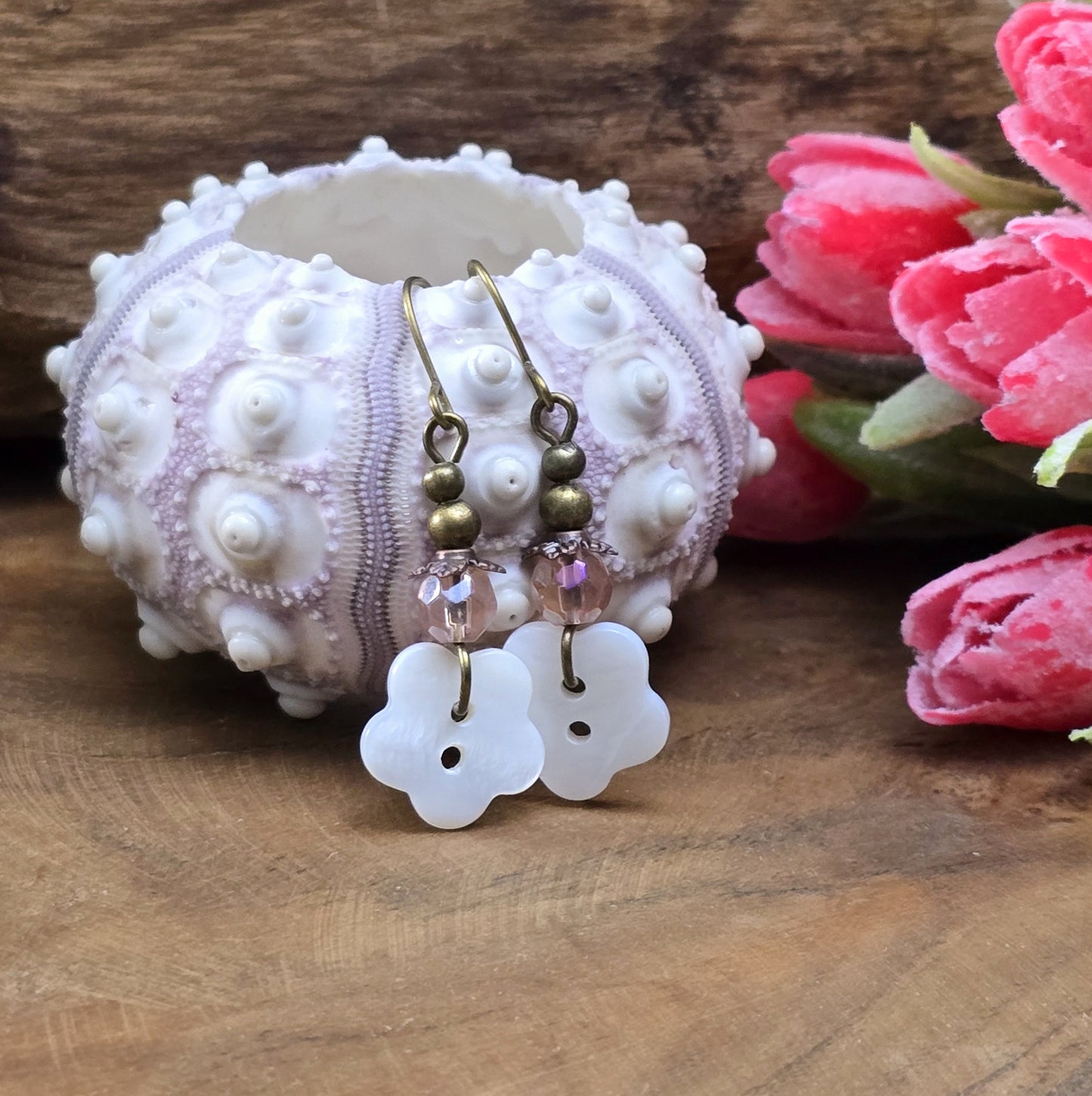 Zarte Ohrhänger im Vintage Stil mit Perlmuttblumen, toller romantiklook