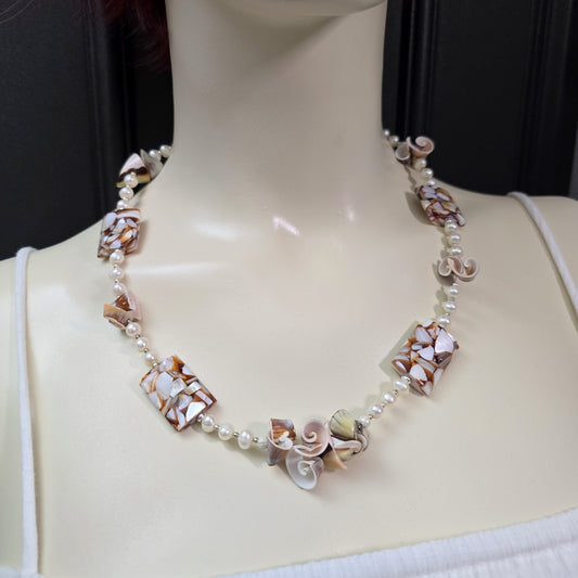 Halskette aus Frischwasserperlen mit Muschelchips und Kunstharzperlen
