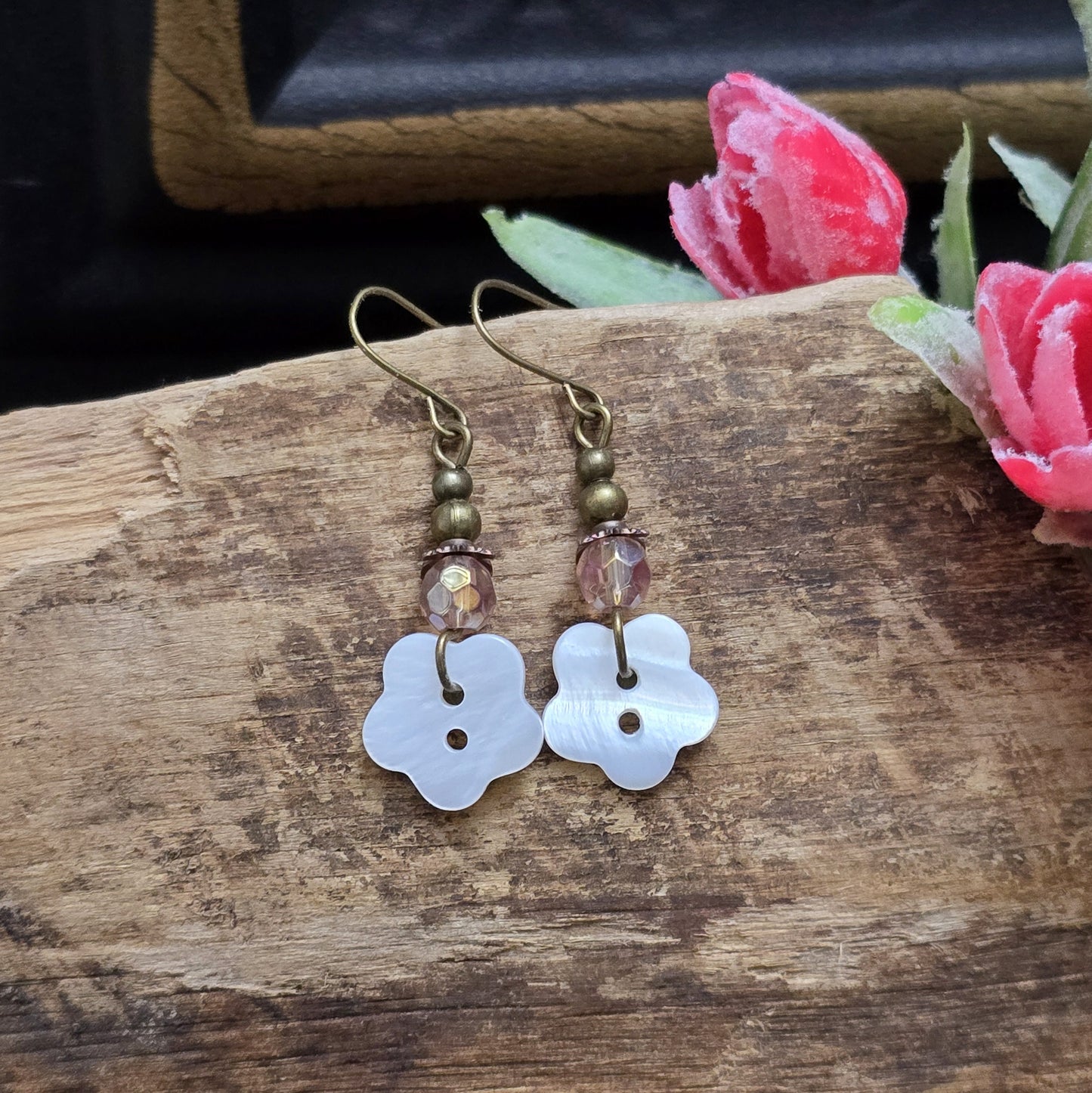 Zarte Ohrhänger im Vintage Stil mit Perlmuttblumen, toller romantiklook