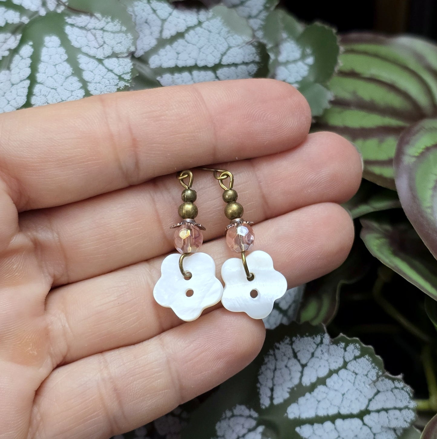 Zarte Ohrhänger im Vintage Stil mit Perlmuttblumen, toller romantiklook