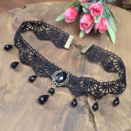 Weicher Choker aus schwarze Ätzspitze, mit Glasperlen in Tropfenform und Zierelement, Gothic Stil, Barock, Roccoco, Victorianisch