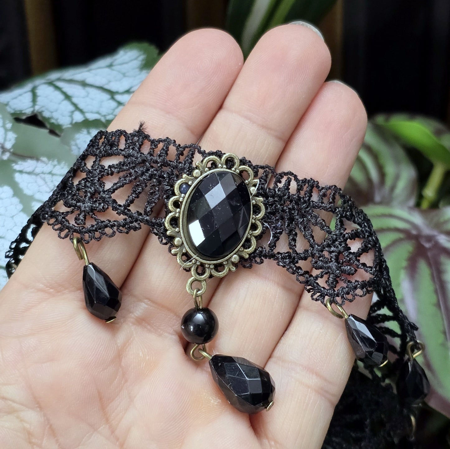 Weicher Choker aus schwarze Ätzspitze, mit Glasperlen in Tropfenform und Zierelement, Gothic Stil, Barock, Roccoco, Victorianisch