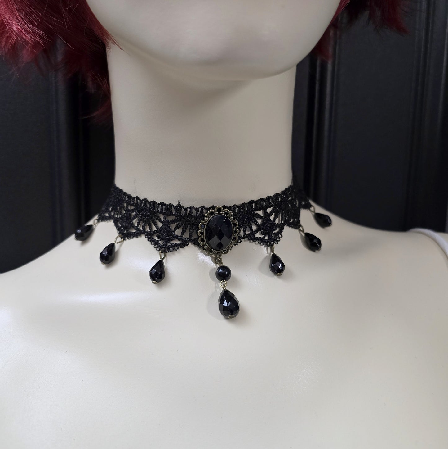 Weicher Choker aus schwarze Ätzspitze, mit Glasperlen in Tropfenform und Zierelement, Gothic Stil, Barock, Roccoco, Victorianisch