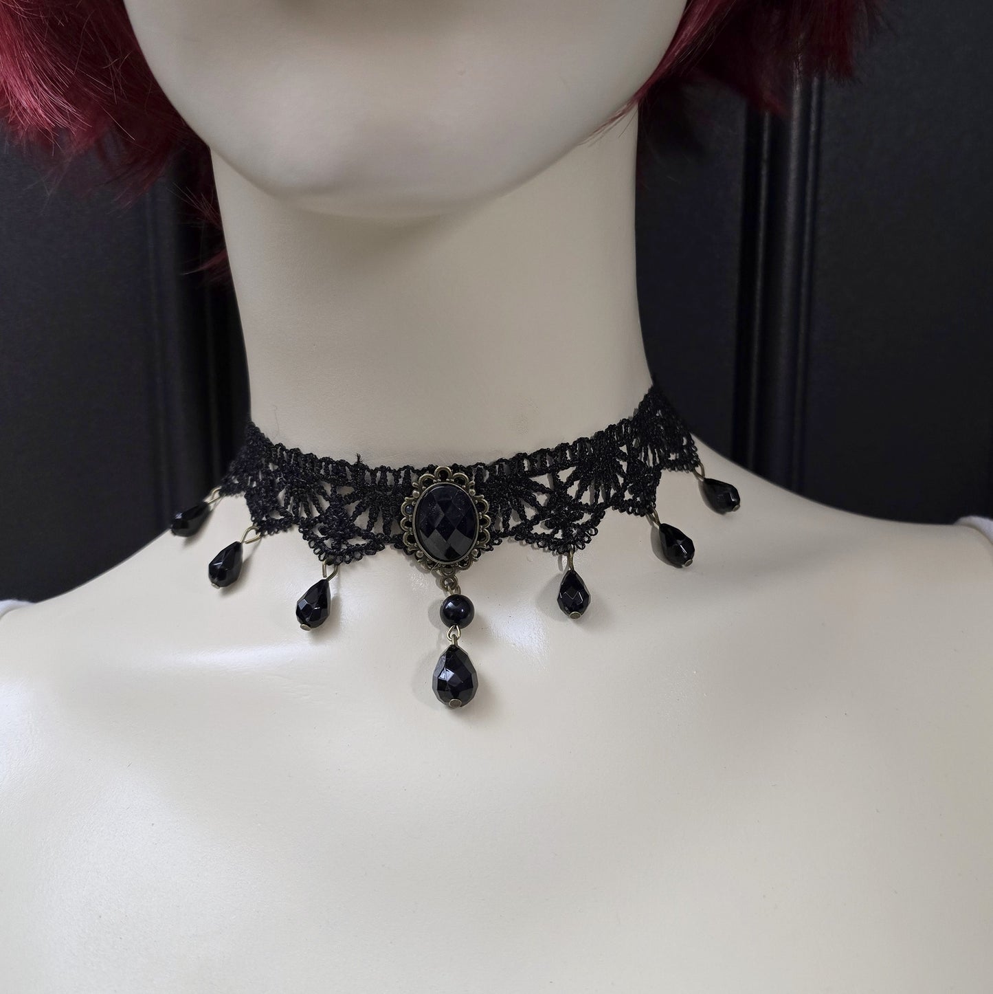 Weicher Choker aus schwarze Ätzspitze, mit Glasperlen in Tropfenform und Zierelement, Gothic Stil, Barock, Roccoco, Victorianisch