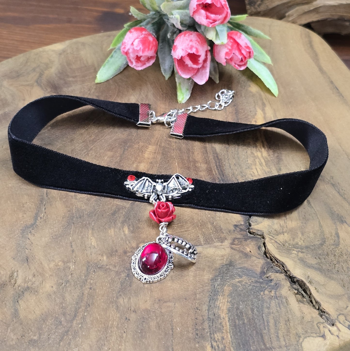 Gothic Choker aus schwarzer Samt, mit handgefertigtem Cabochon Anhänger an einer Fledermaus, mit Vampirzähnen, Vampire-Style, Halloween