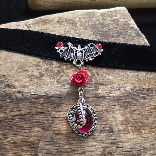 Gothic Choker aus schwarzer Samt, mit handgefertigtem Cabochon Anhänger an einer Fledermaus, mit Vampirzähnen, Vampire-Style, Halloween