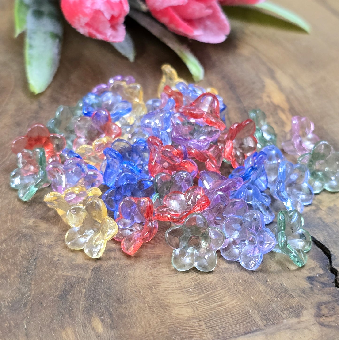 Dieses Set enthält 100 bezaubernde Blumenperlen aus transparentem Acryl im bunten Farbmix. Jede Perle misst 1,2 cm und ist mit 5 zarten Blütenblättern gestaltet. Das praktische Loch in der Mitte ermöglicht ein einfaches Auffädeln und macht sie perfekt für vielseitige kreative Projekte.