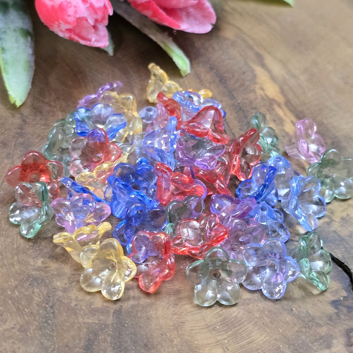 Dieses Set enthält 100 bezaubernde Blumenperlen aus transparentem Acryl im bunten Farbmix. Jede Perle misst 1,2 cm und ist mit 5 zarten Blütenblättern gestaltet. Das praktische Loch in der Mitte ermöglicht ein einfaches Auffädeln und macht sie perfekt für vielseitige kreative Projekte.